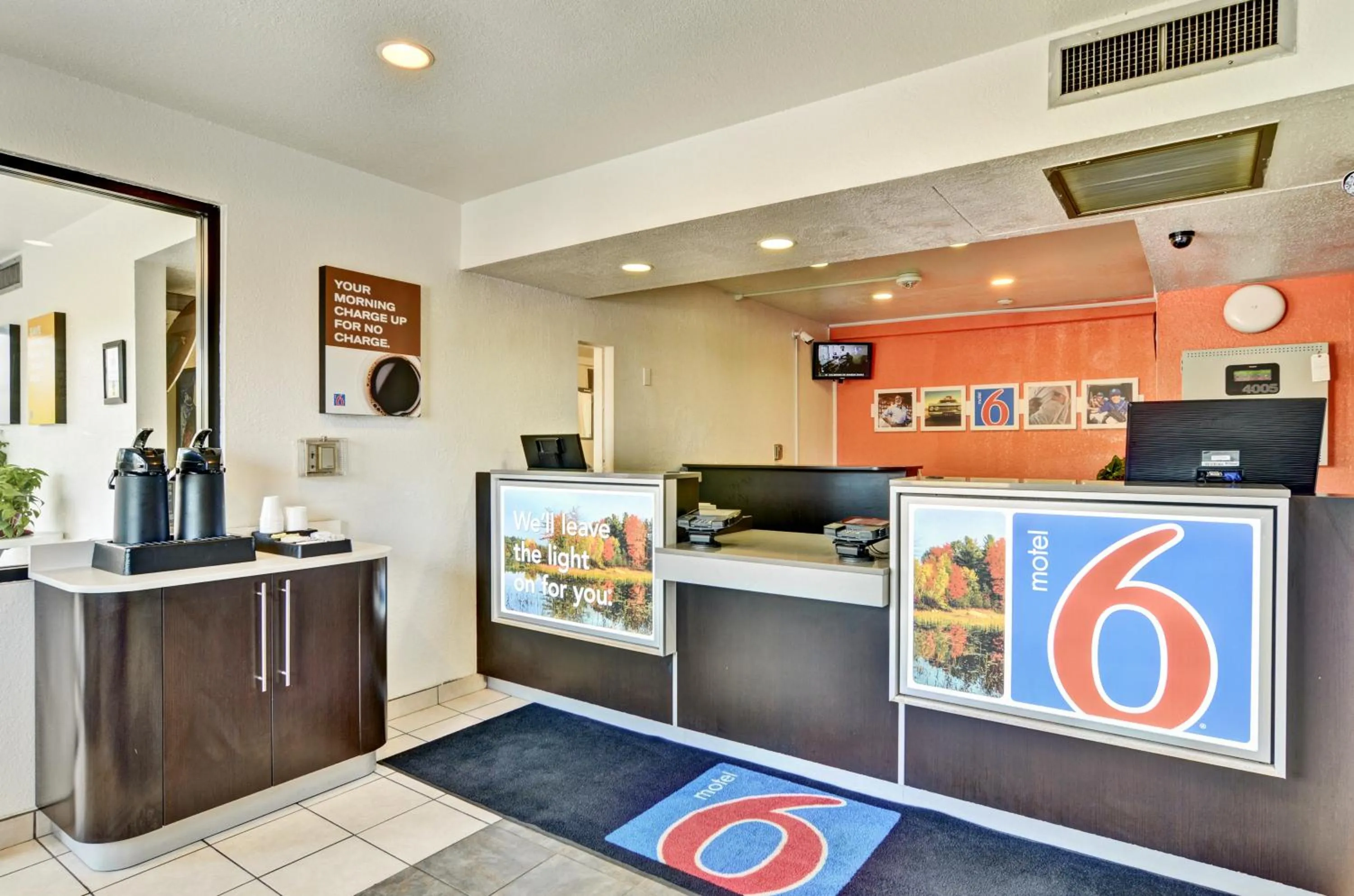 Lobby or reception in Motel 6-Pittsburgh, PA - Crafton