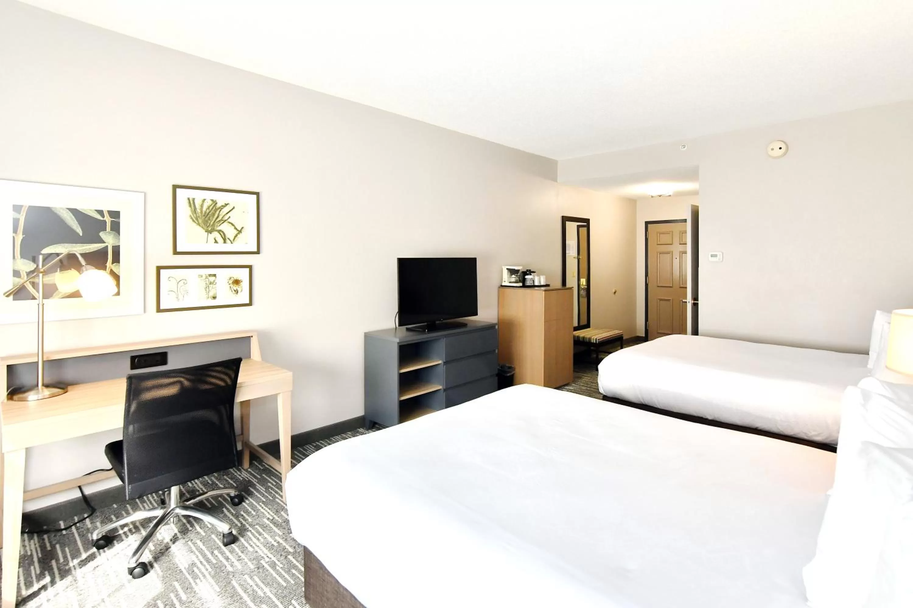 Bed in Country Inn & Suites by Radisson, Mount Morris, NY