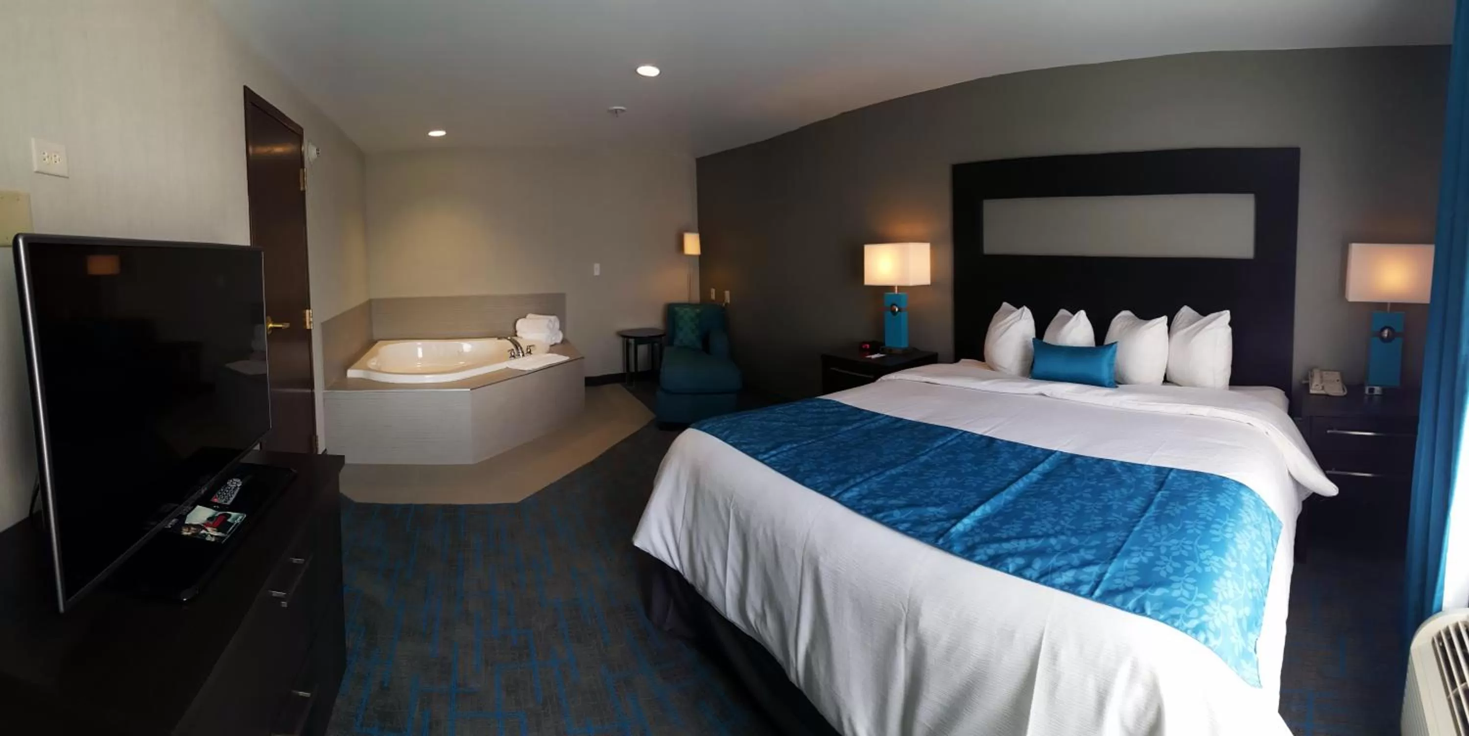 Photo of the whole room, Bed in Holiday Inn & Suites Syracuse Airport - Liverpool by IHG