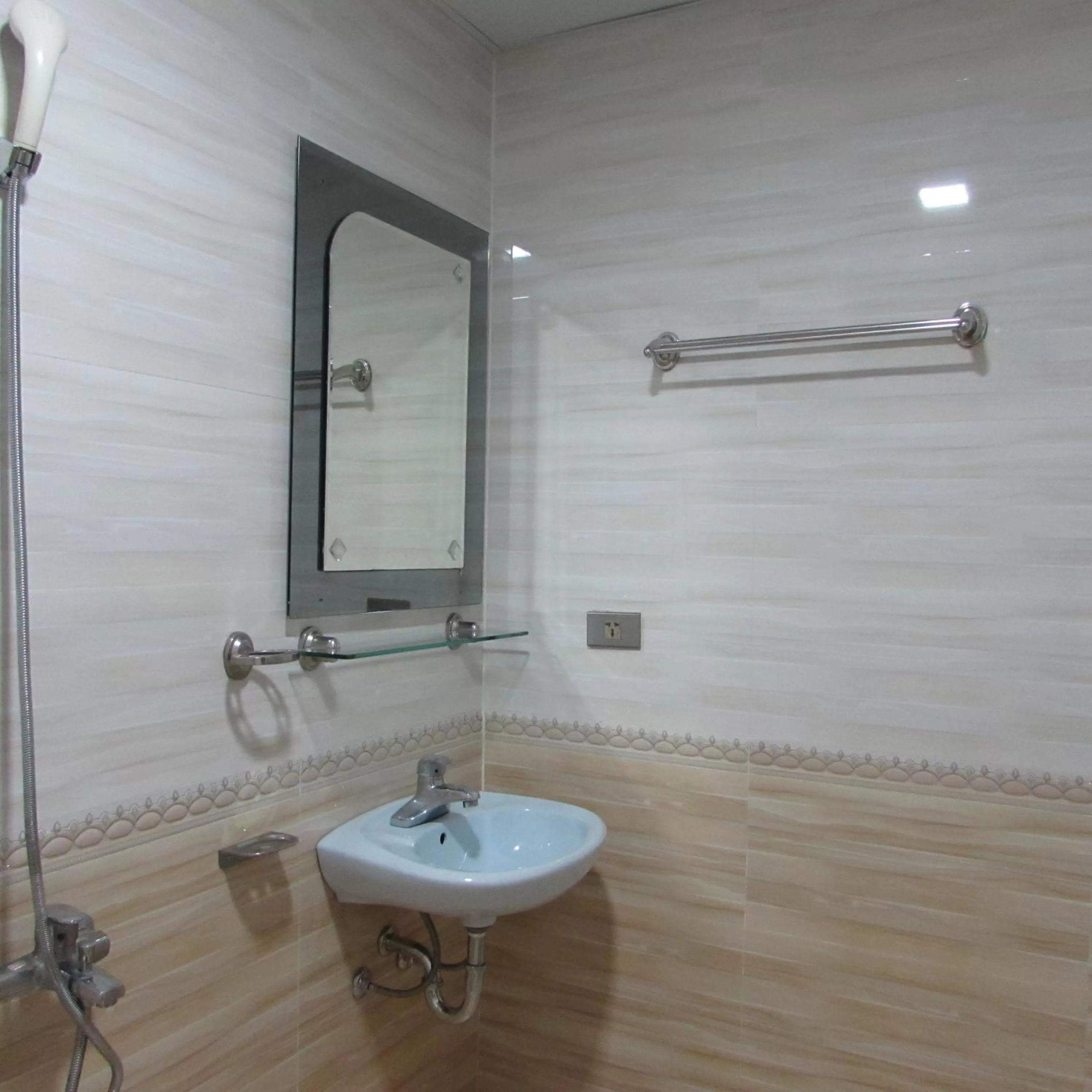 Bathroom in Viet Nhat Halong Hotel - Bai Chay