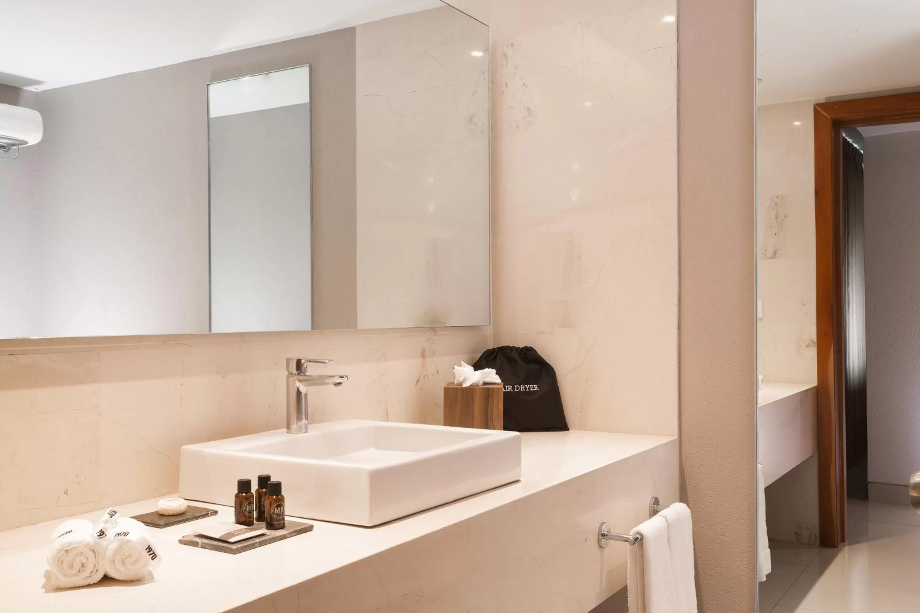 Bathroom in Hotel Indigo Guadalajara Expo by IHG