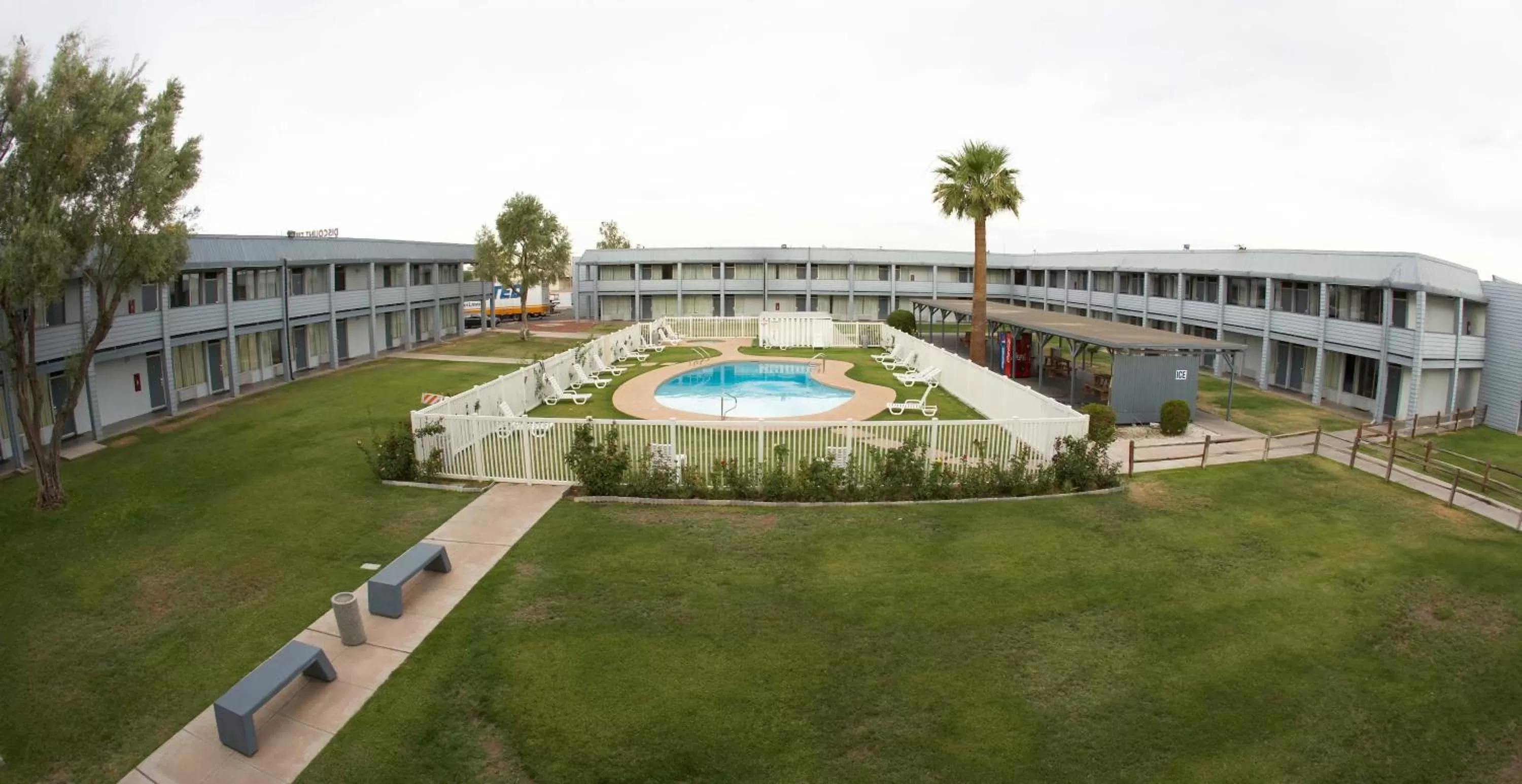 Swimming pool in EZ 8 Motel Airporter