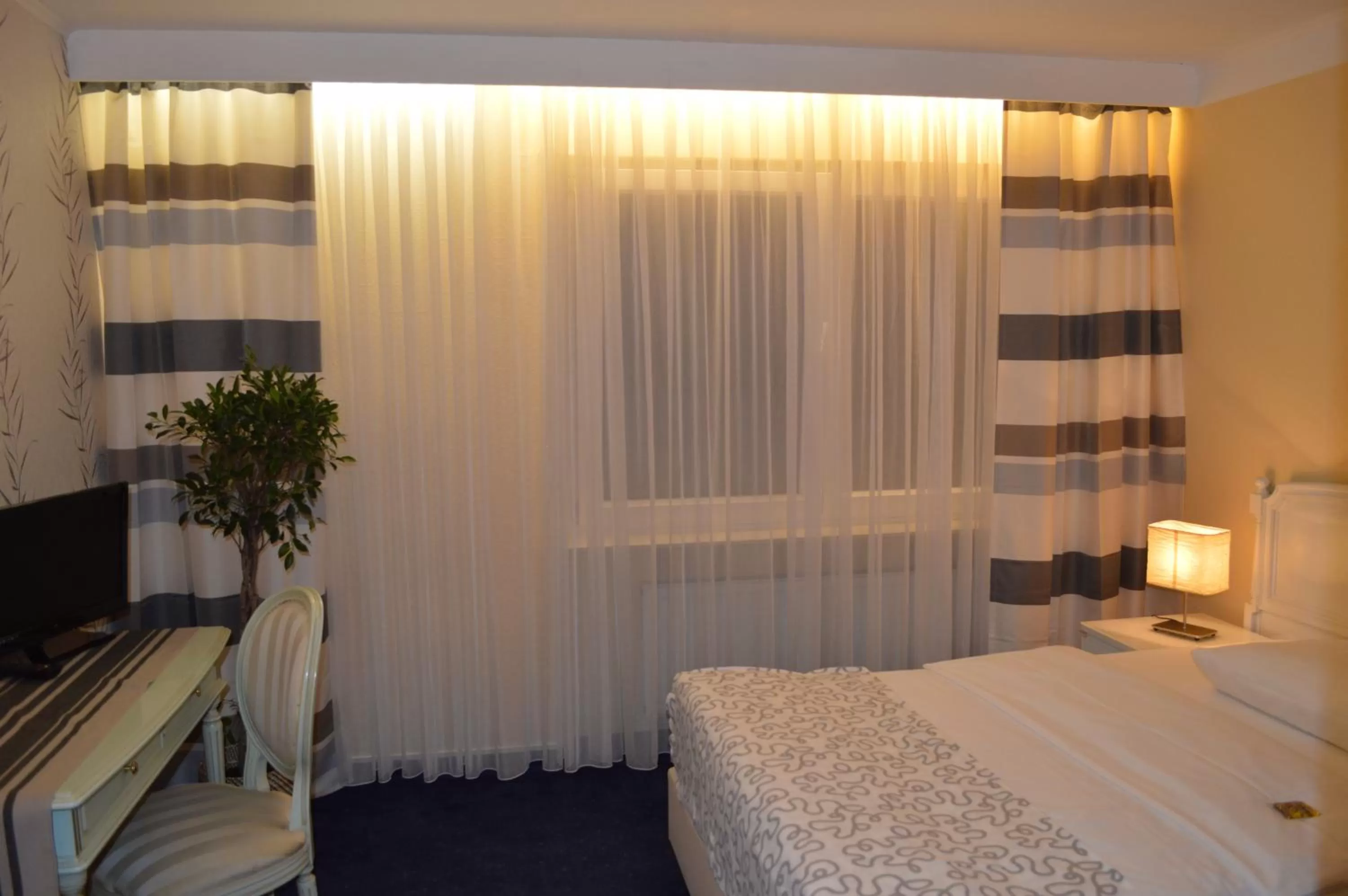 Photo of the whole room, Bed in Hotel Royal Hanau