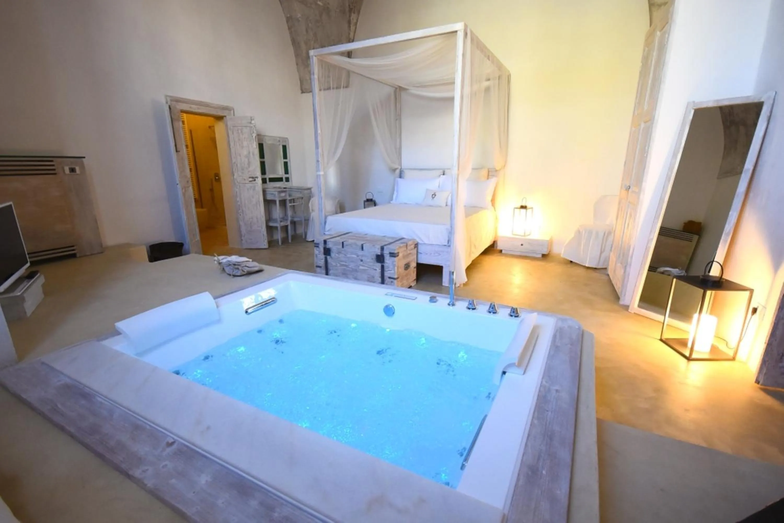 Hot Tub, Bed in Palazzo Castriota
