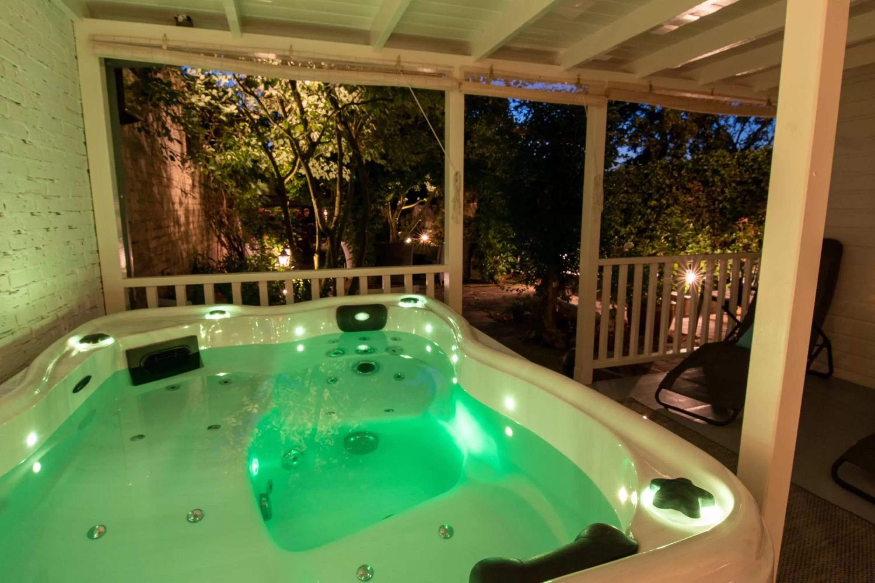 Hot Tub in B&B Bed & Sauna