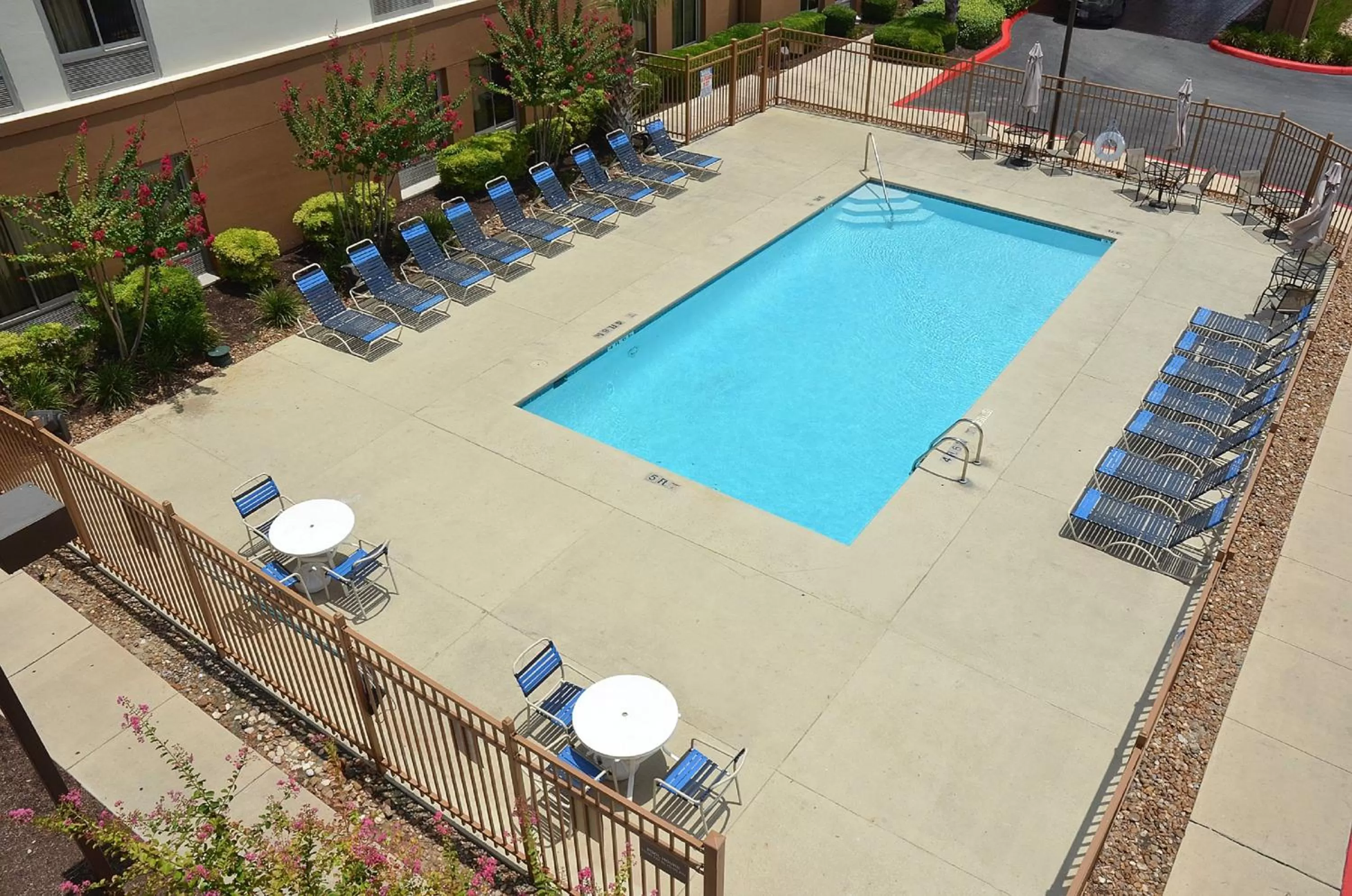 Swimming pool in Red Roof Inn PLUS+ San Antonio Downtown - Riverwalk