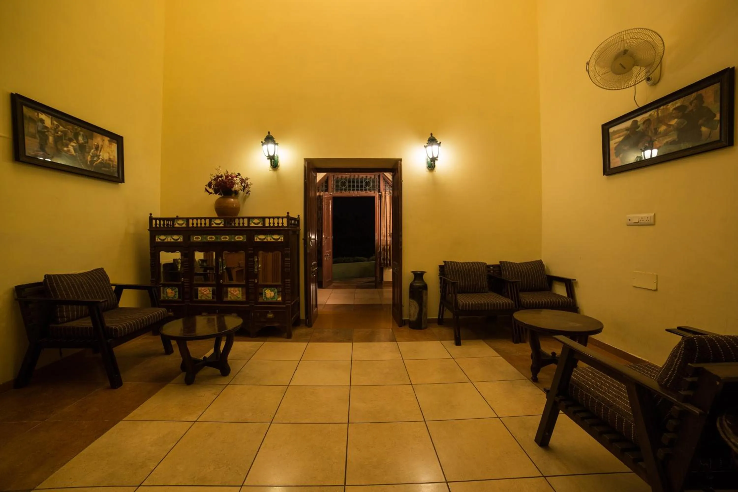 Lobby or reception in The Colonial Manek Manor By SAH
