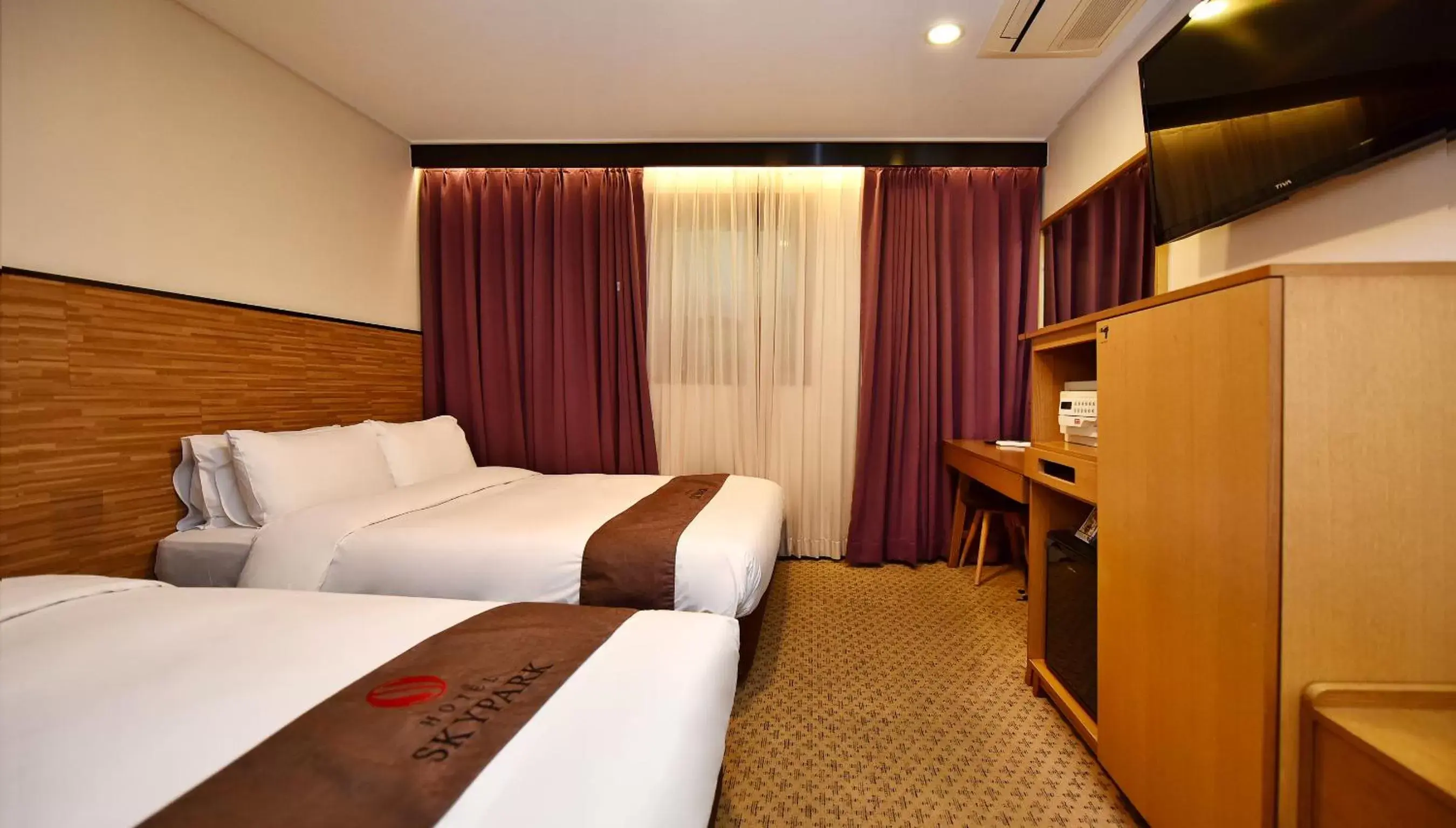 Deluxe Twin Room with To Go Breakfast in Hotel Skypark Myeongdong 1 Deluxe Twin Room with To Go Breakfast in Hotel Skypark Myeongdong 1