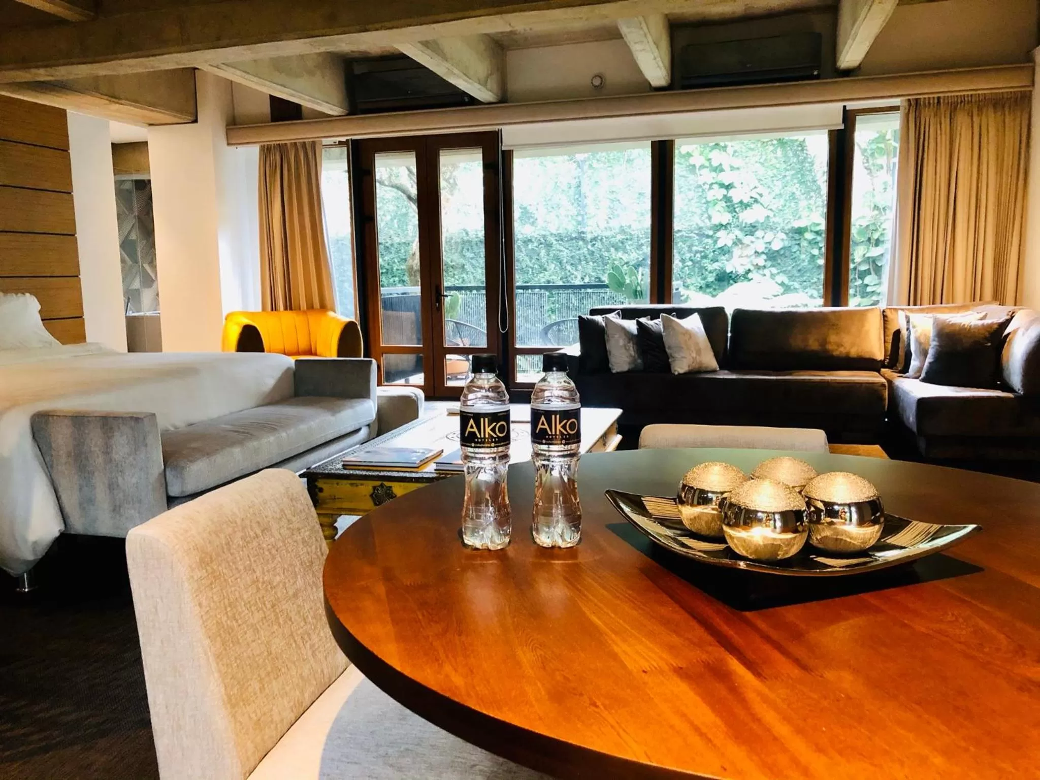 room service in Alko Hotel Casa Nispero