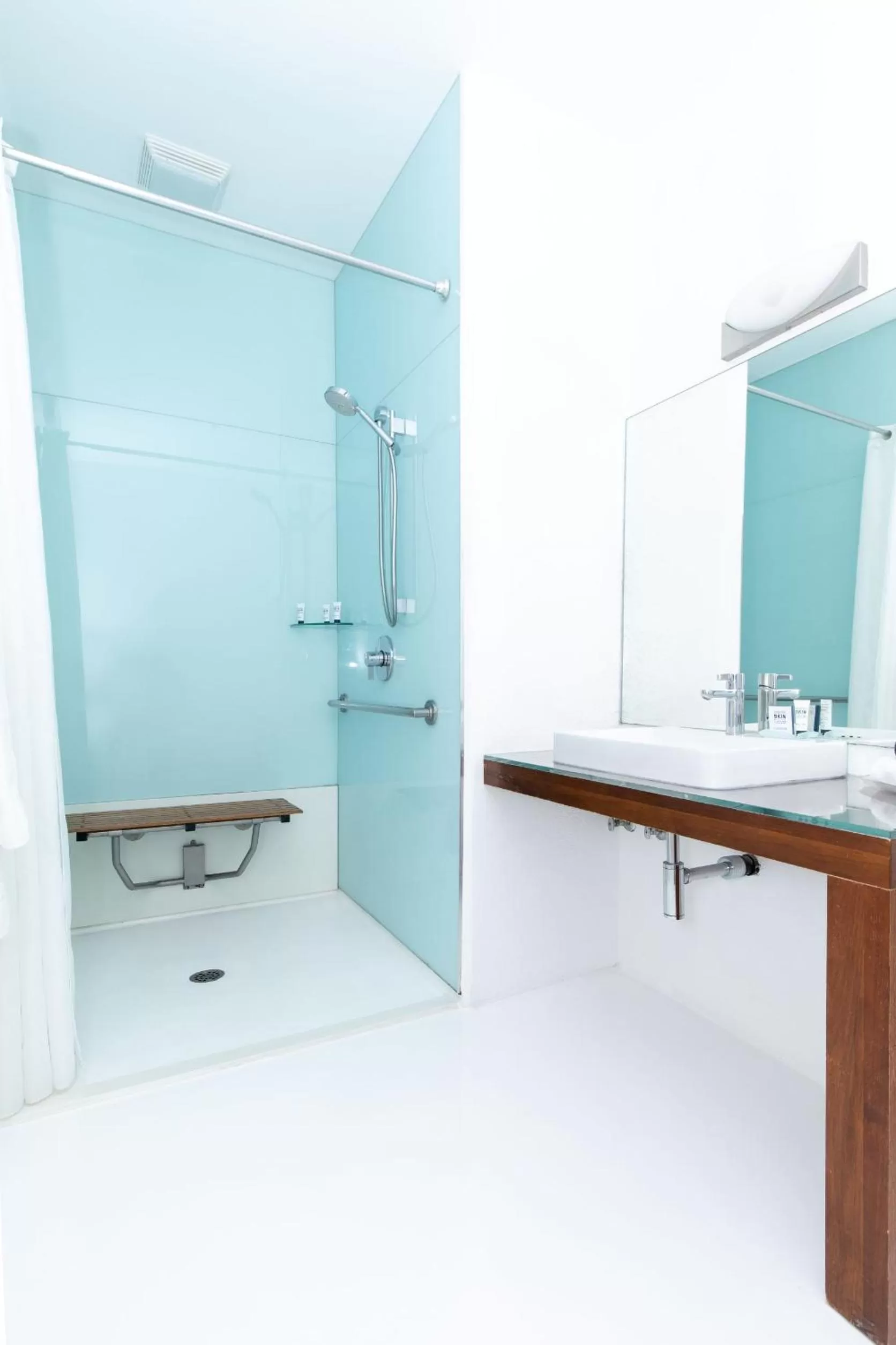 Shower in Alcazar Palm Springs