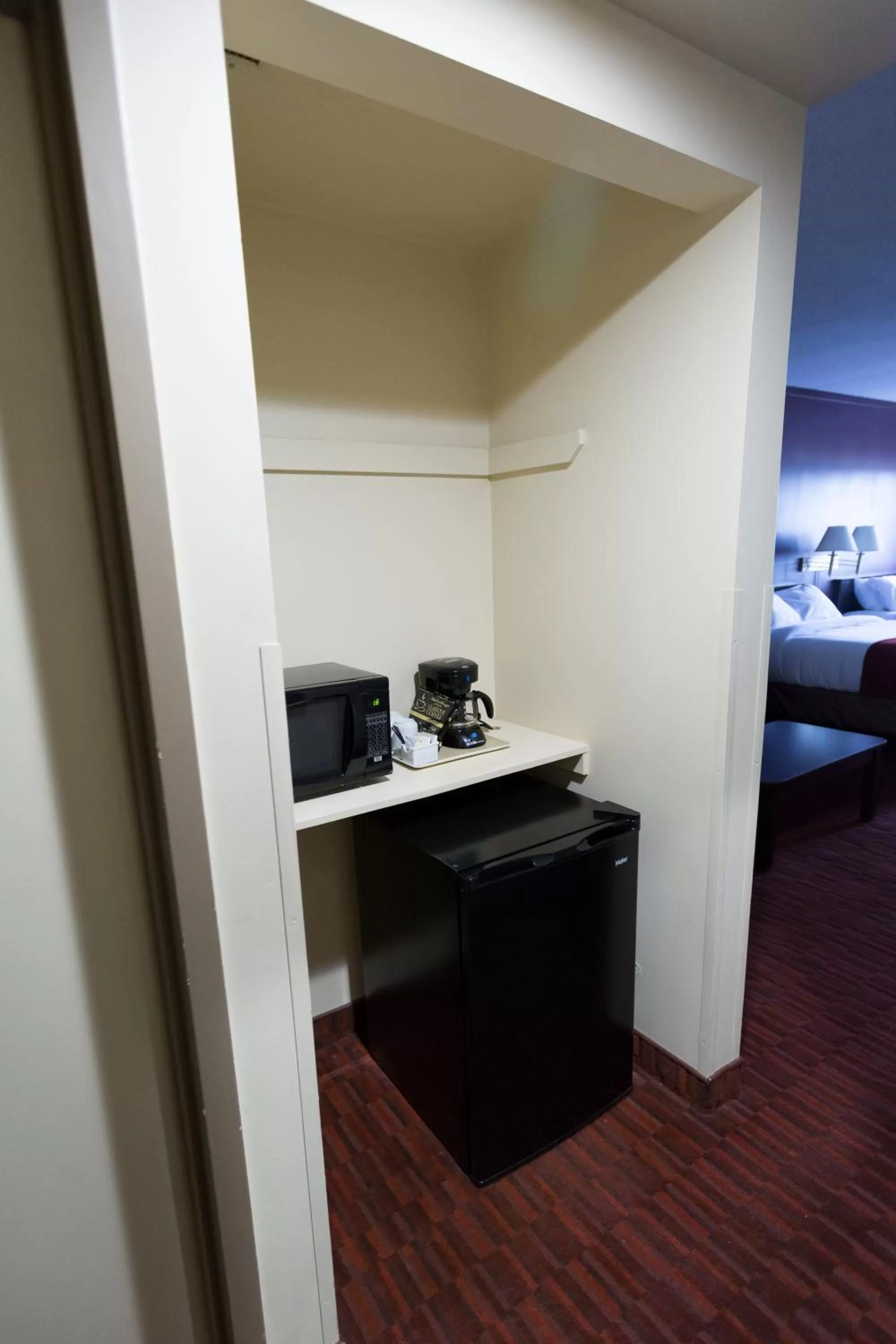 minibar, Bed in Argyll Plaza Hotel