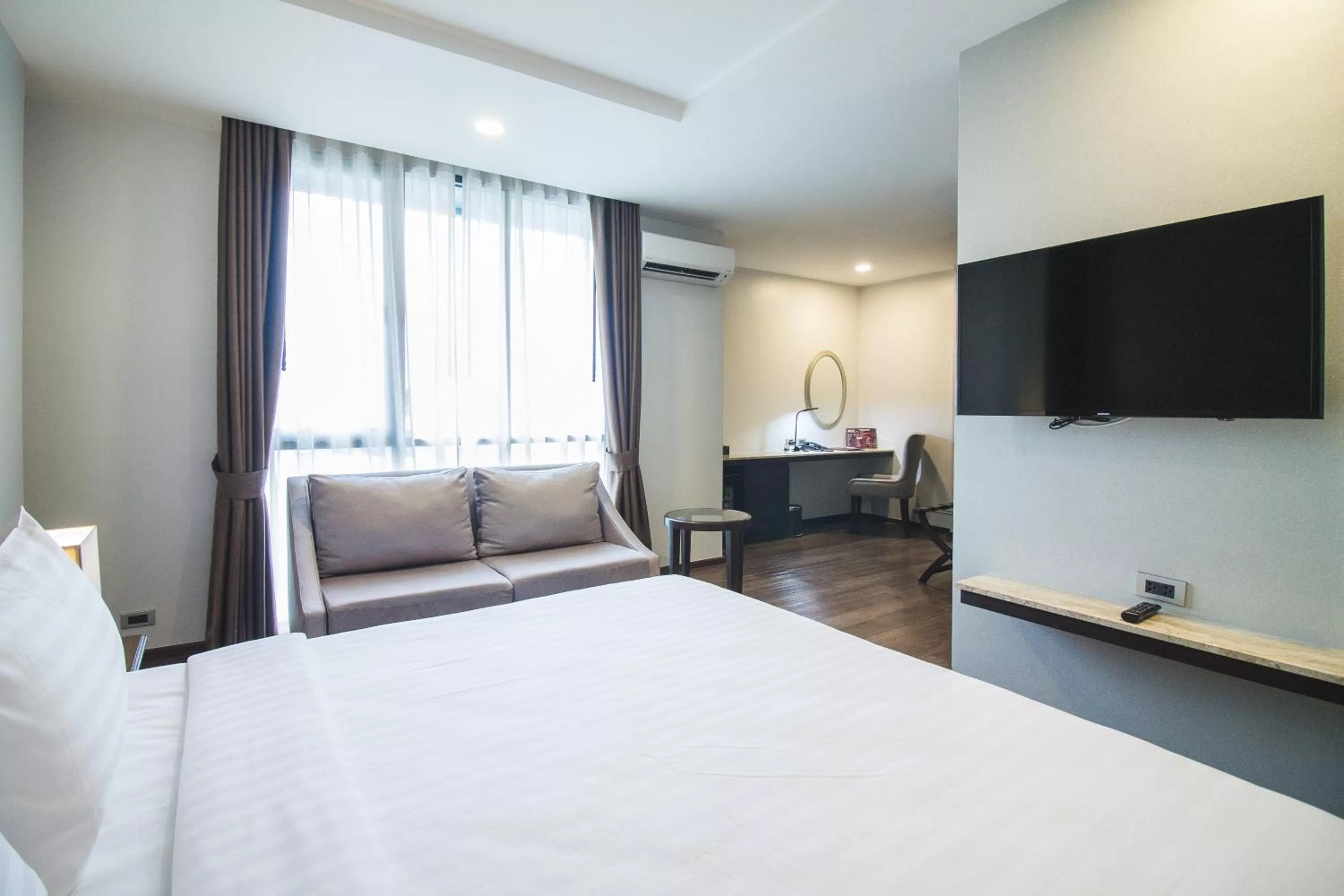 Bed in SureStay Plus by Best Western Sukhumvit 2