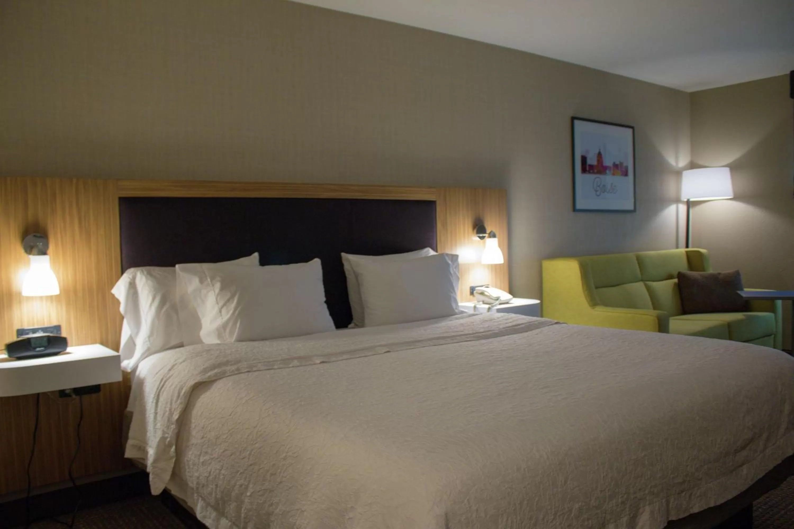Living room, Bed in Hampton Inn Boise - Airport