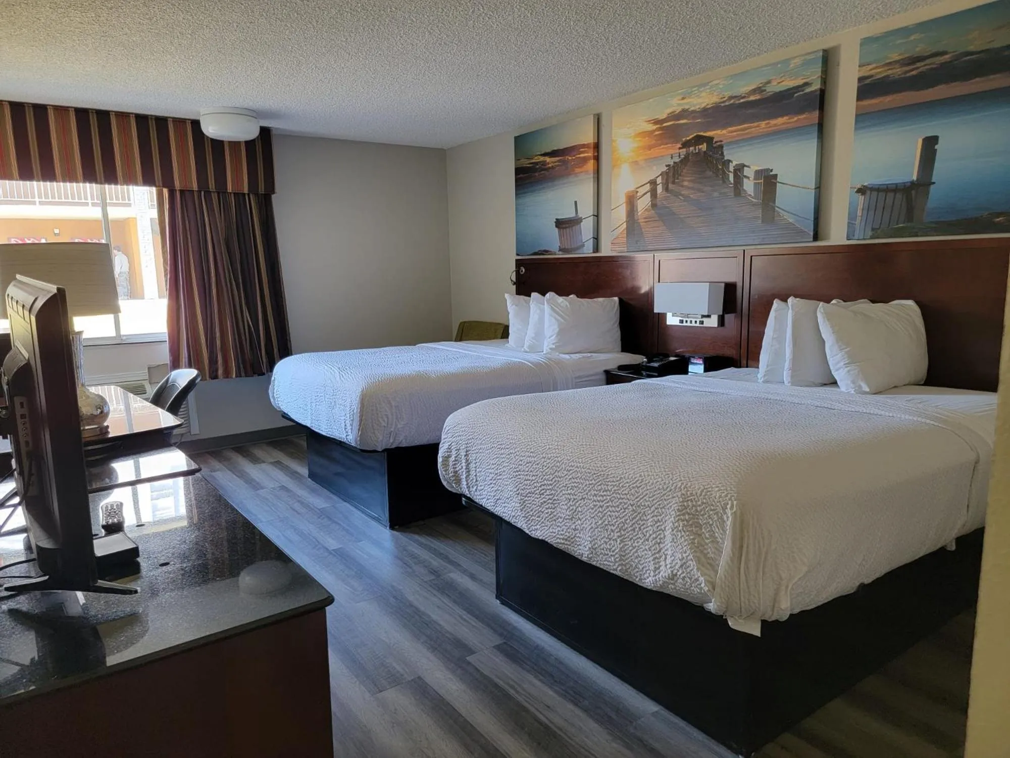 Photo of the whole room, Bed in Executive Inn & Suites