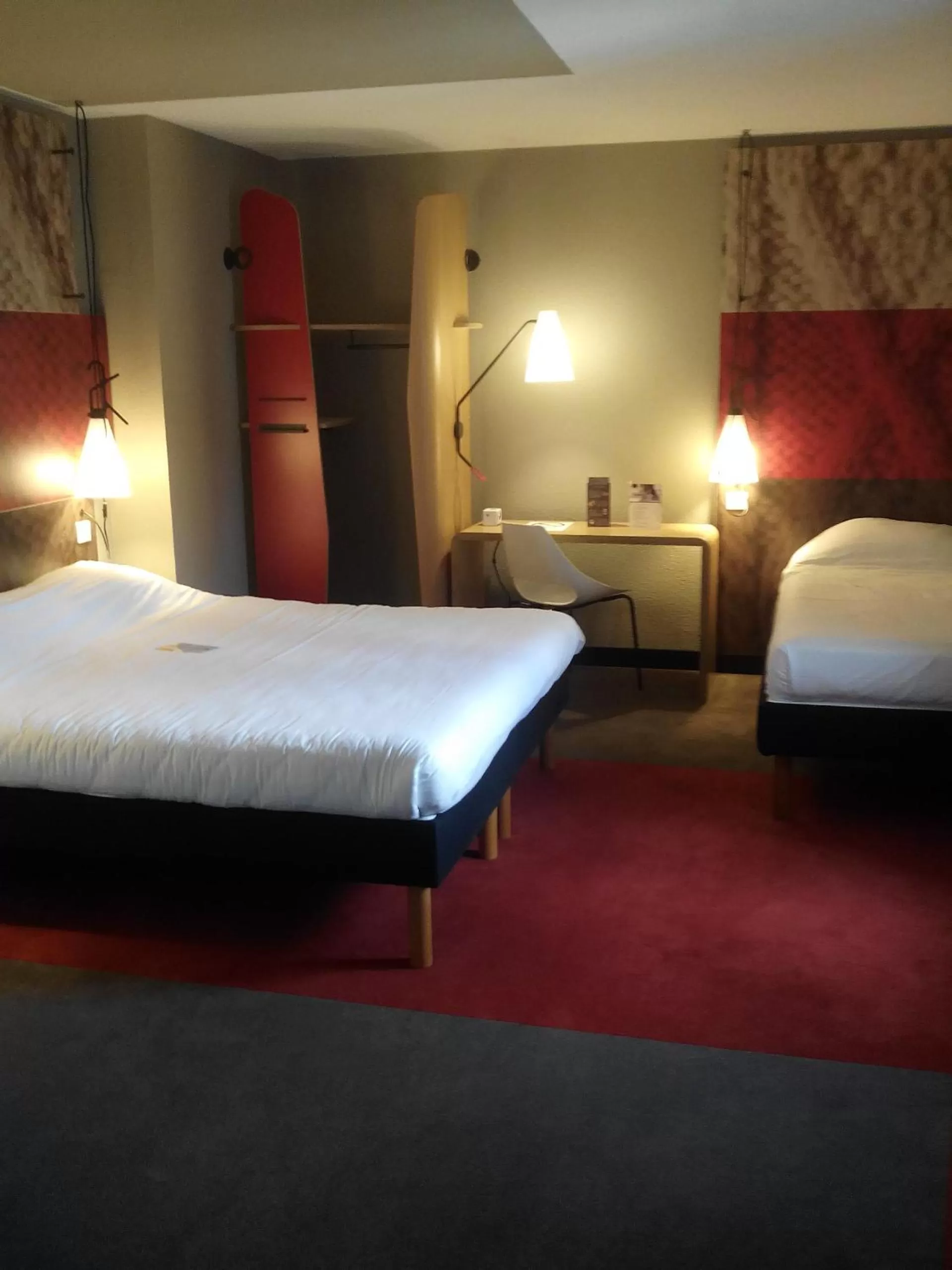 Photo of the whole room, Bed in Ibis Aéroport Bâle Mulhouse