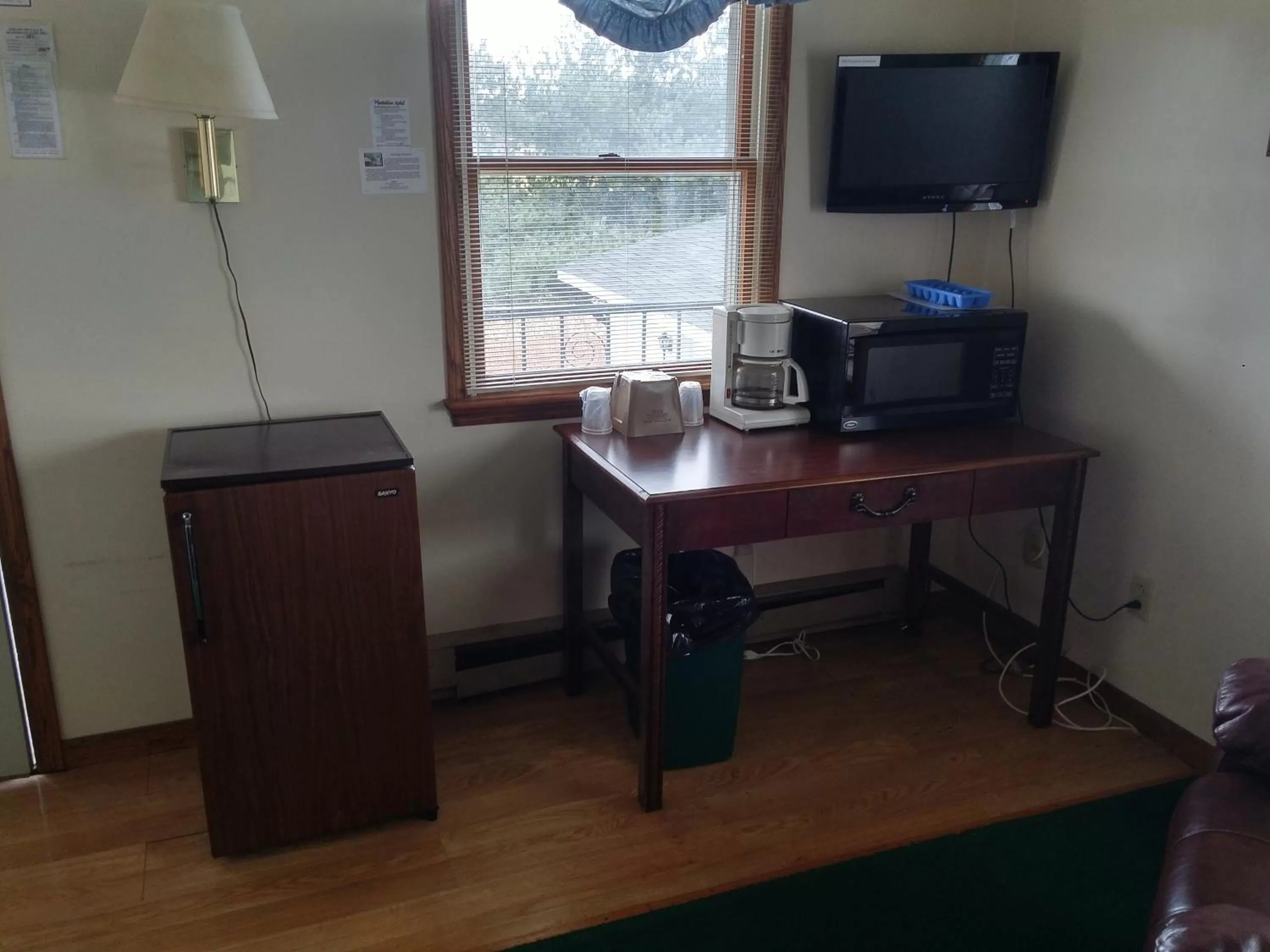 Kitchen or kitchenette in Plantation Motel