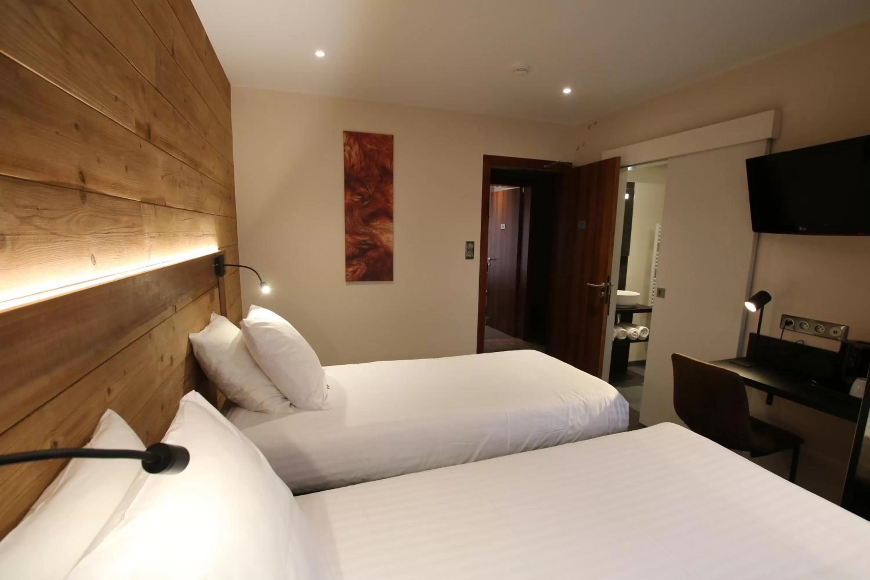 Photo of the whole room, Bed in Les Loges Du Parc