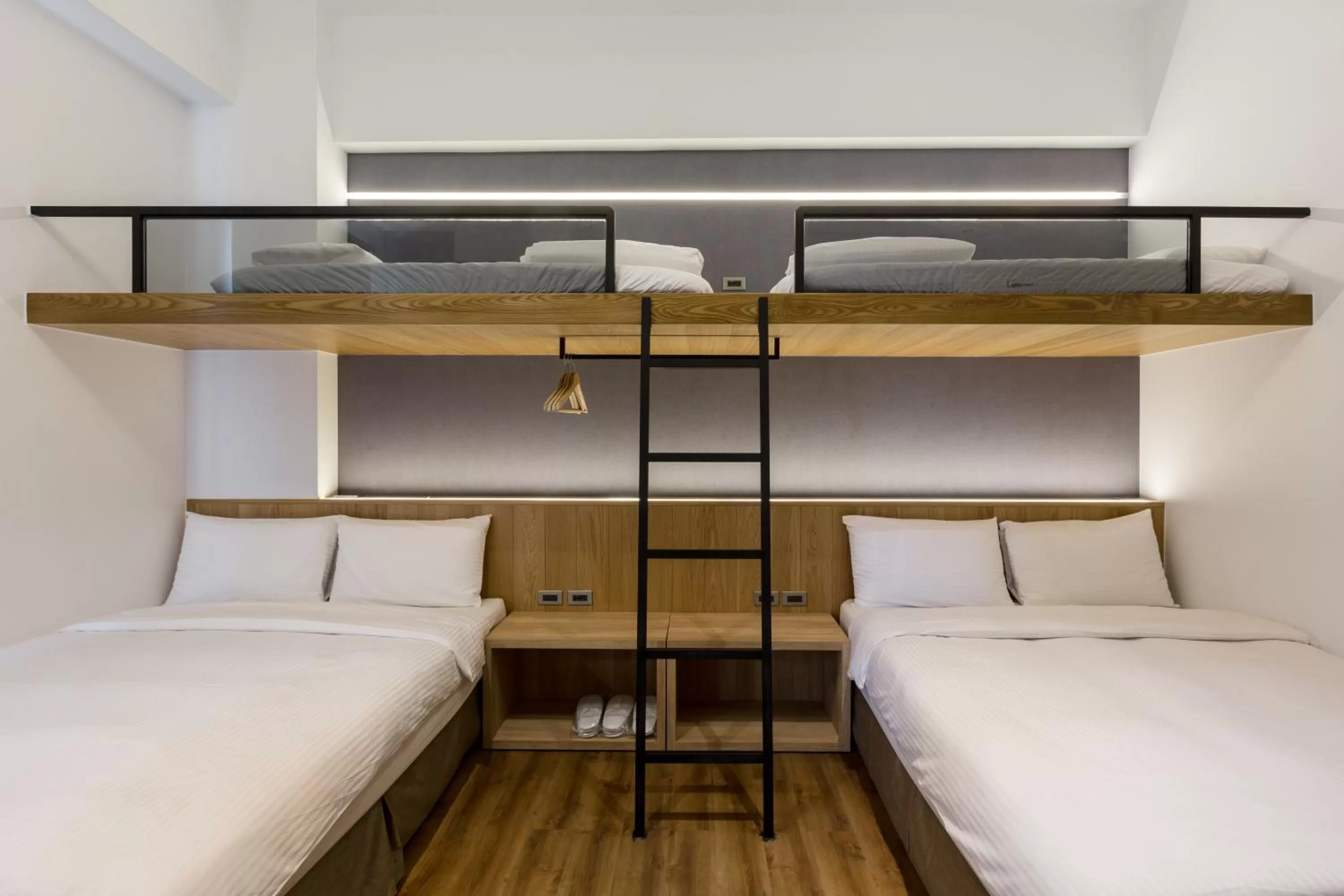 bunk bed, Bed in Green Hotel