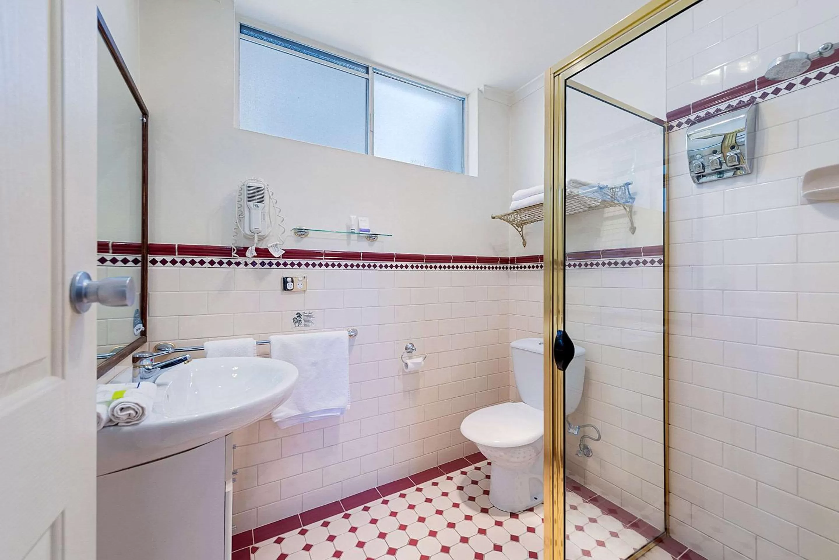 Bathroom in Quality Hotel Colonial Launceston