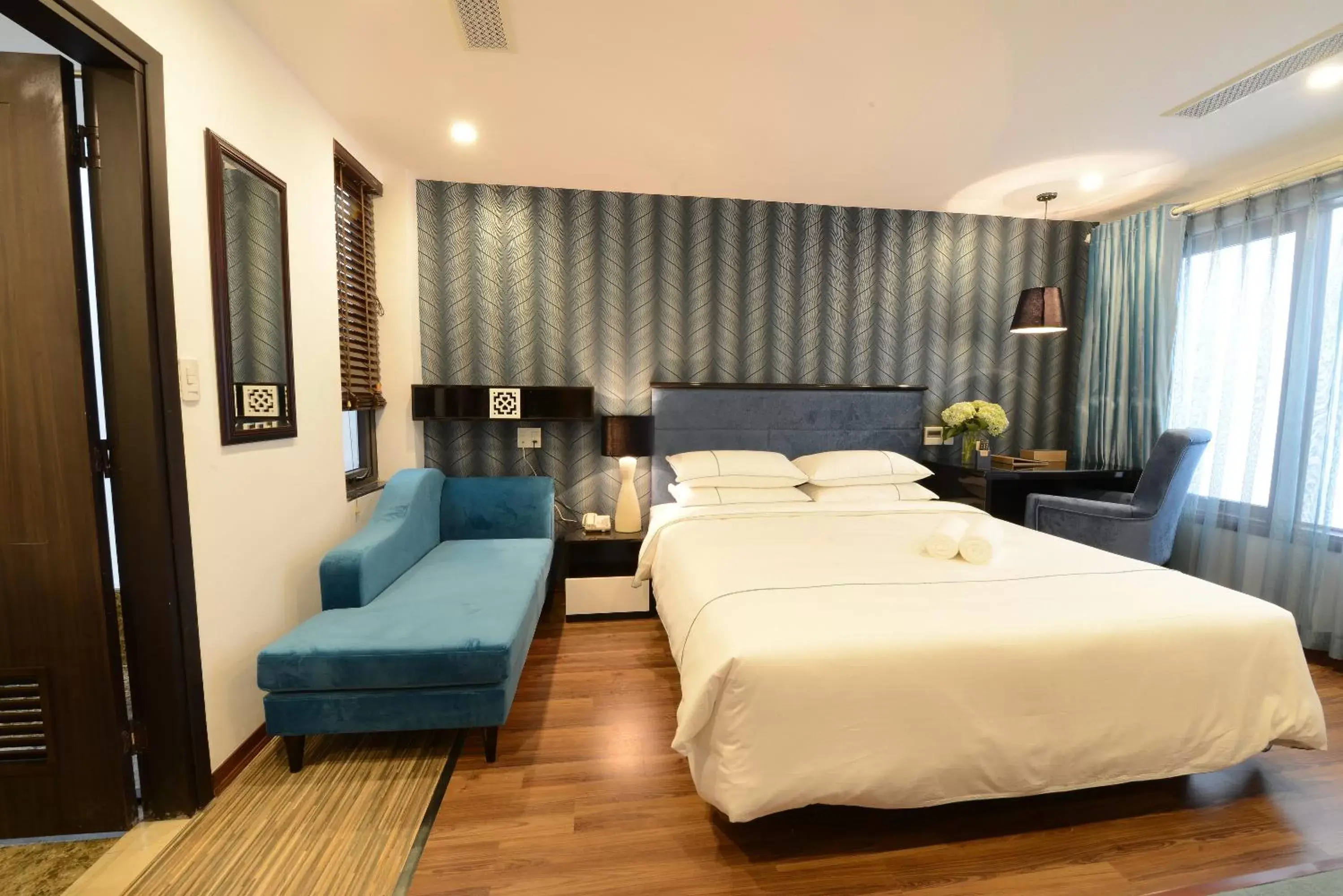 Deluxe Double Room in Hanoi Emerald Waters Hotel & Spa Deluxe Double Room in Hanoi Emerald Waters Hotel & Spa
