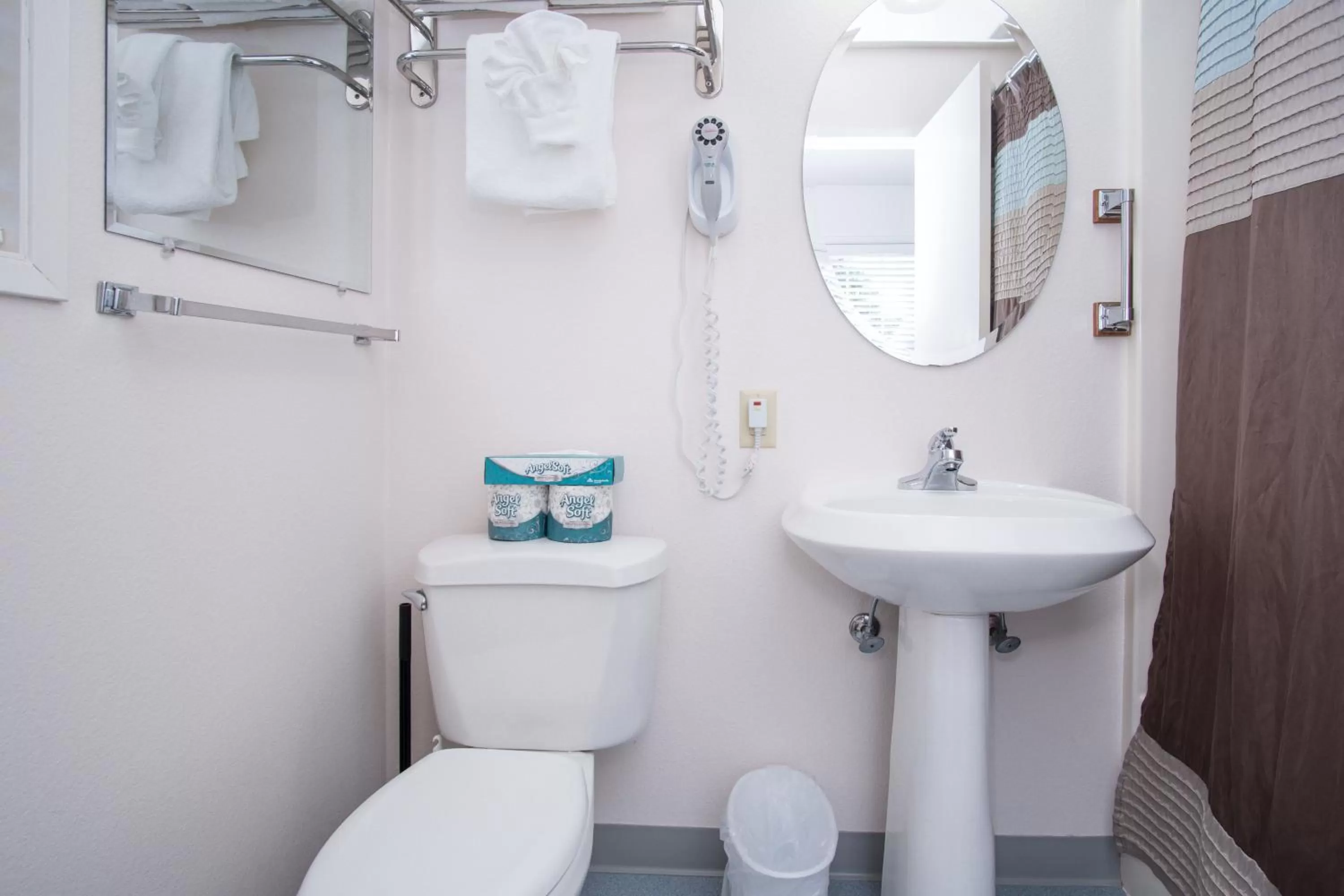 Bathroom in Ecola Creek Lodge