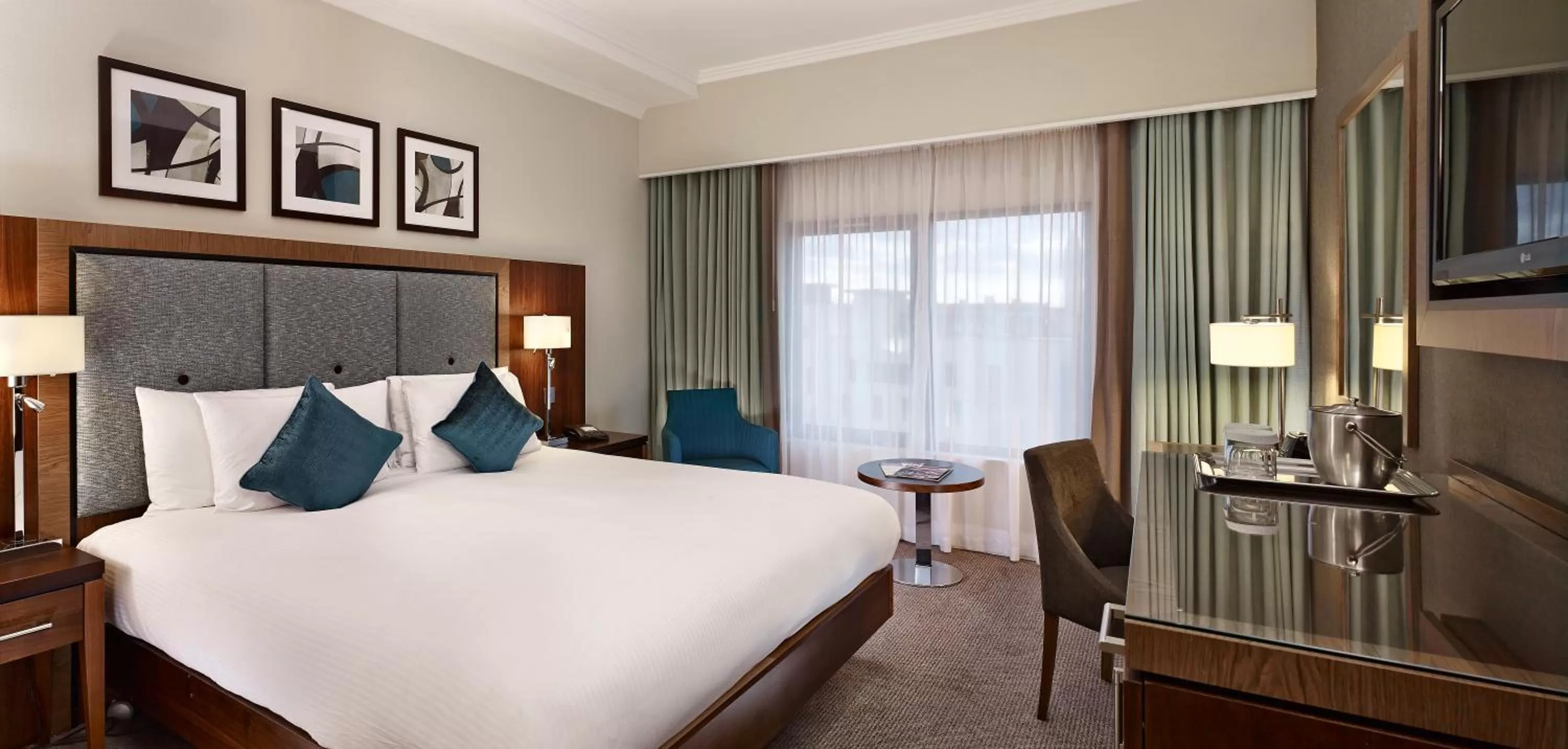 Bedroom, Bed in DoubleTree by Hilton London Victoria