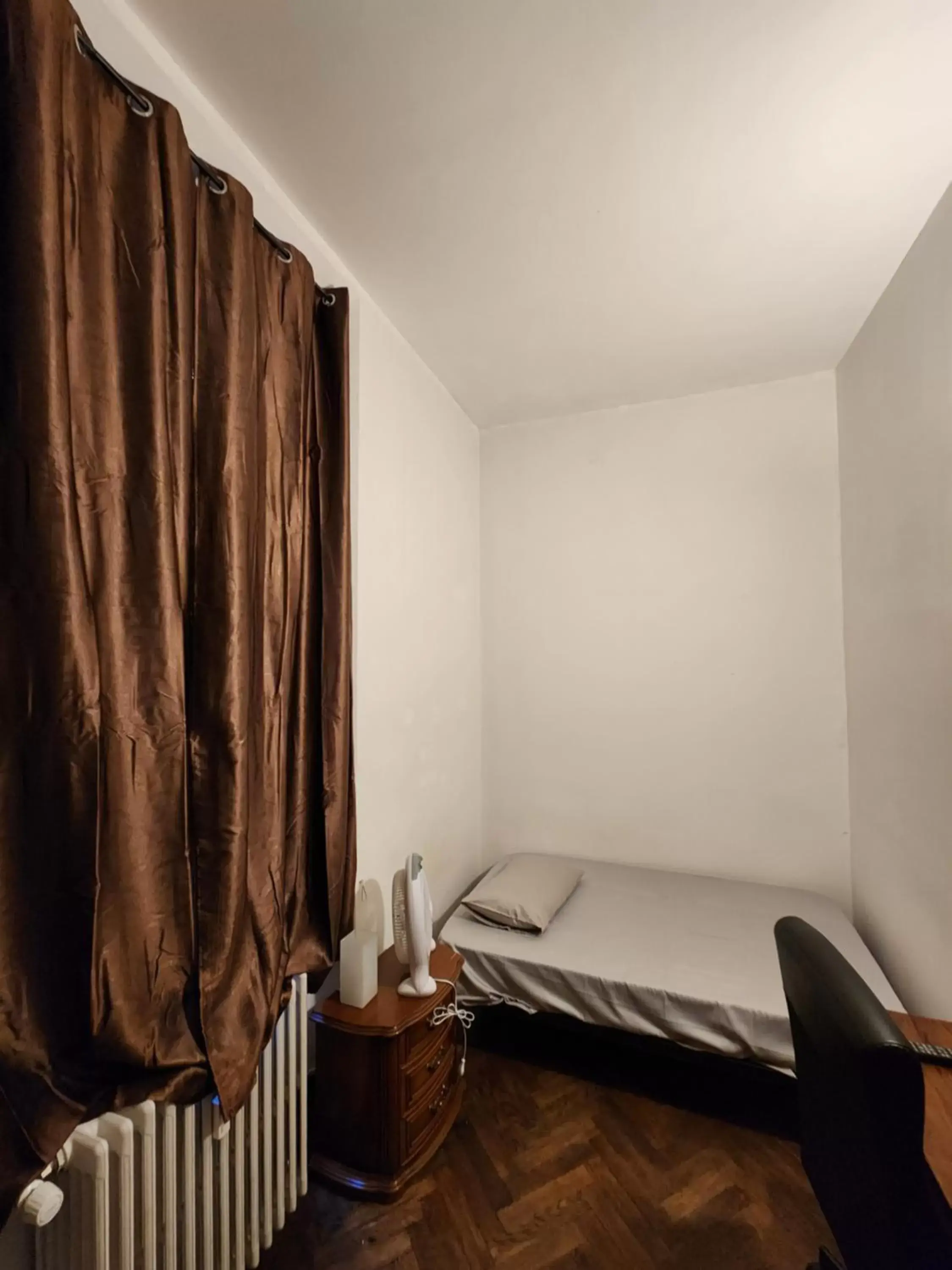 Single Room with Shared Bathroom in TATA HOMES Single Room with Shared Bathroom in TATA HOMES