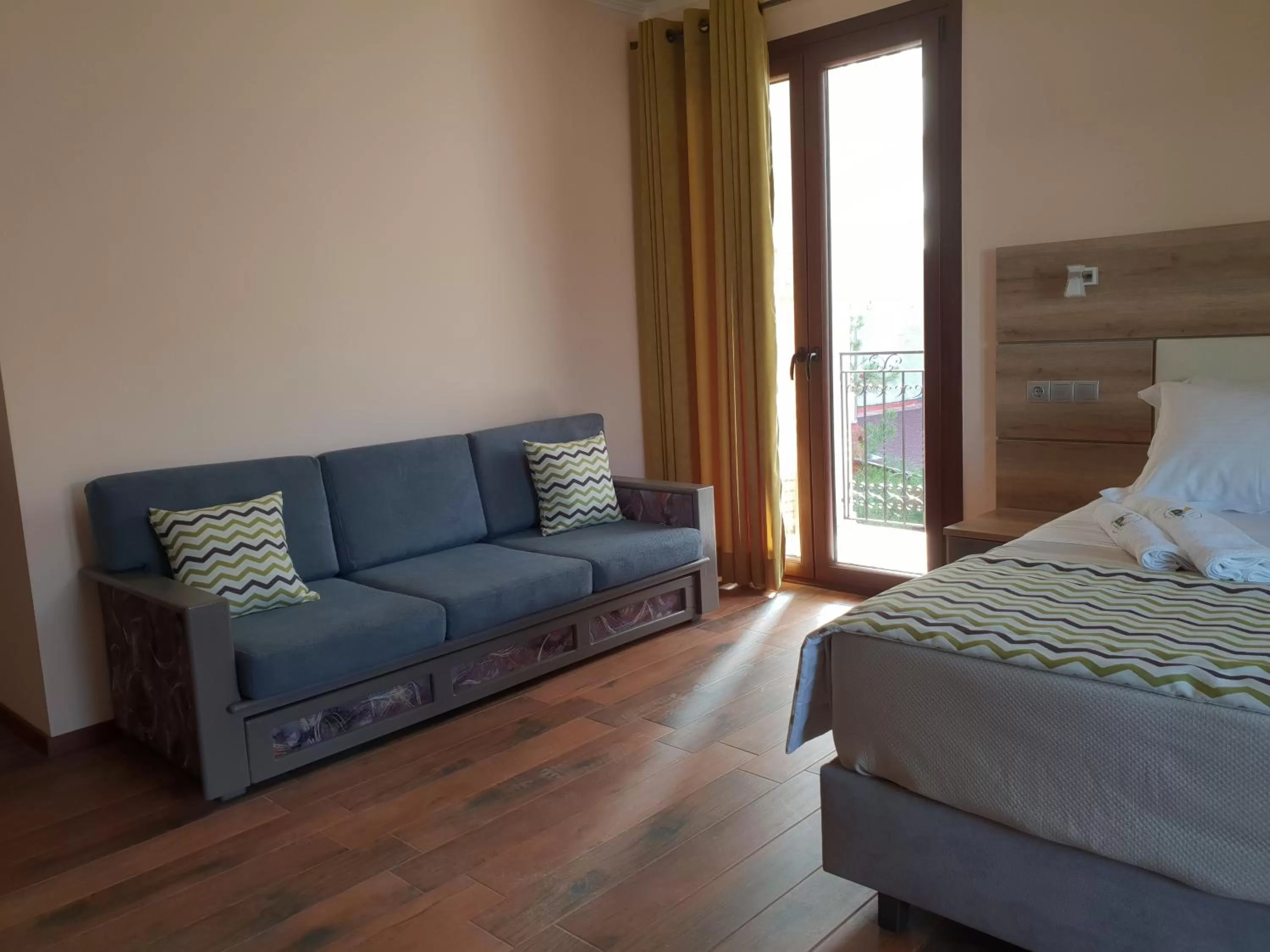 Photo of the whole room, Bed in Mondeus Inn Luxury