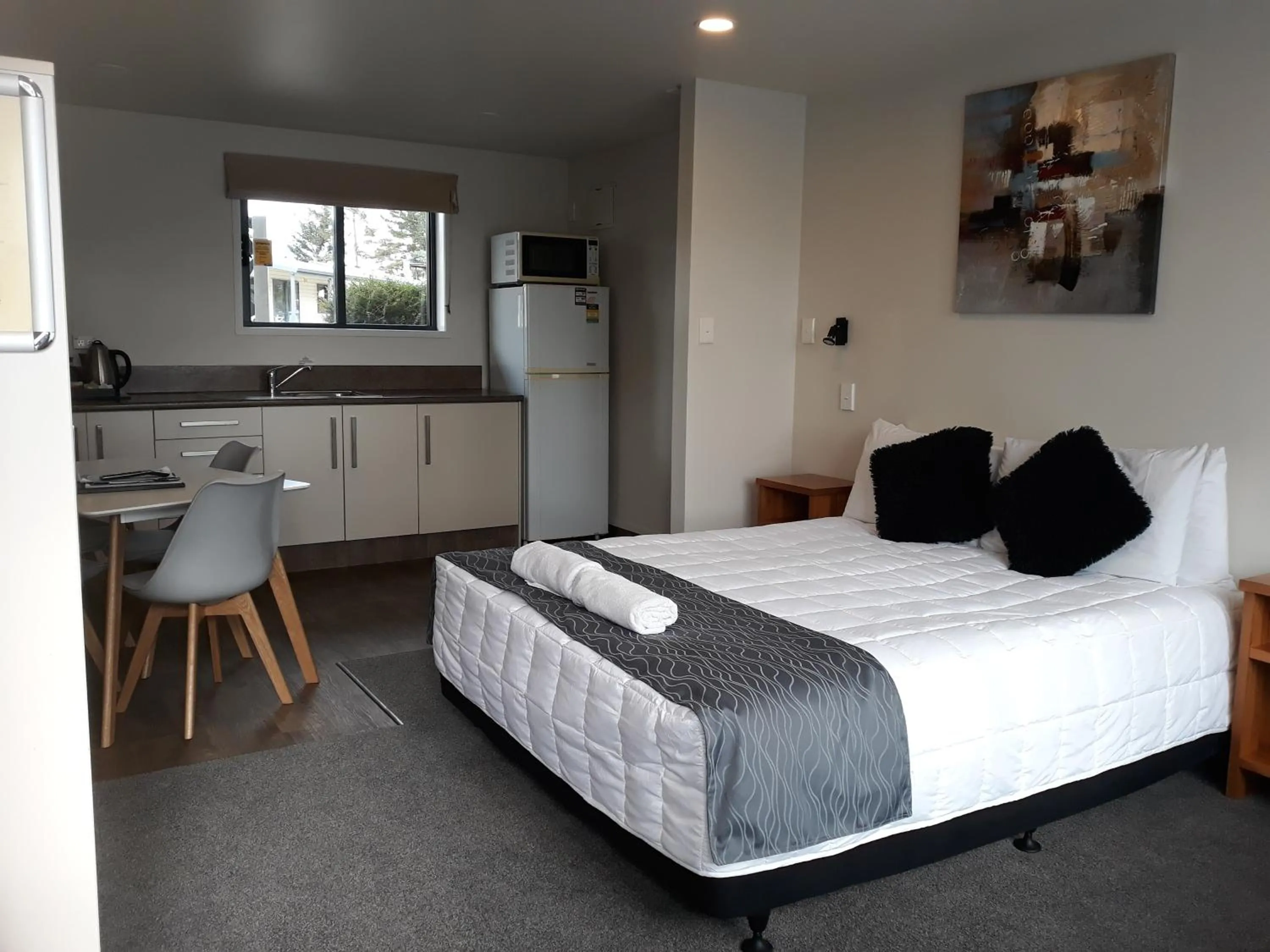 Standard Queen Room in All Seasons Holiday Park Hotel