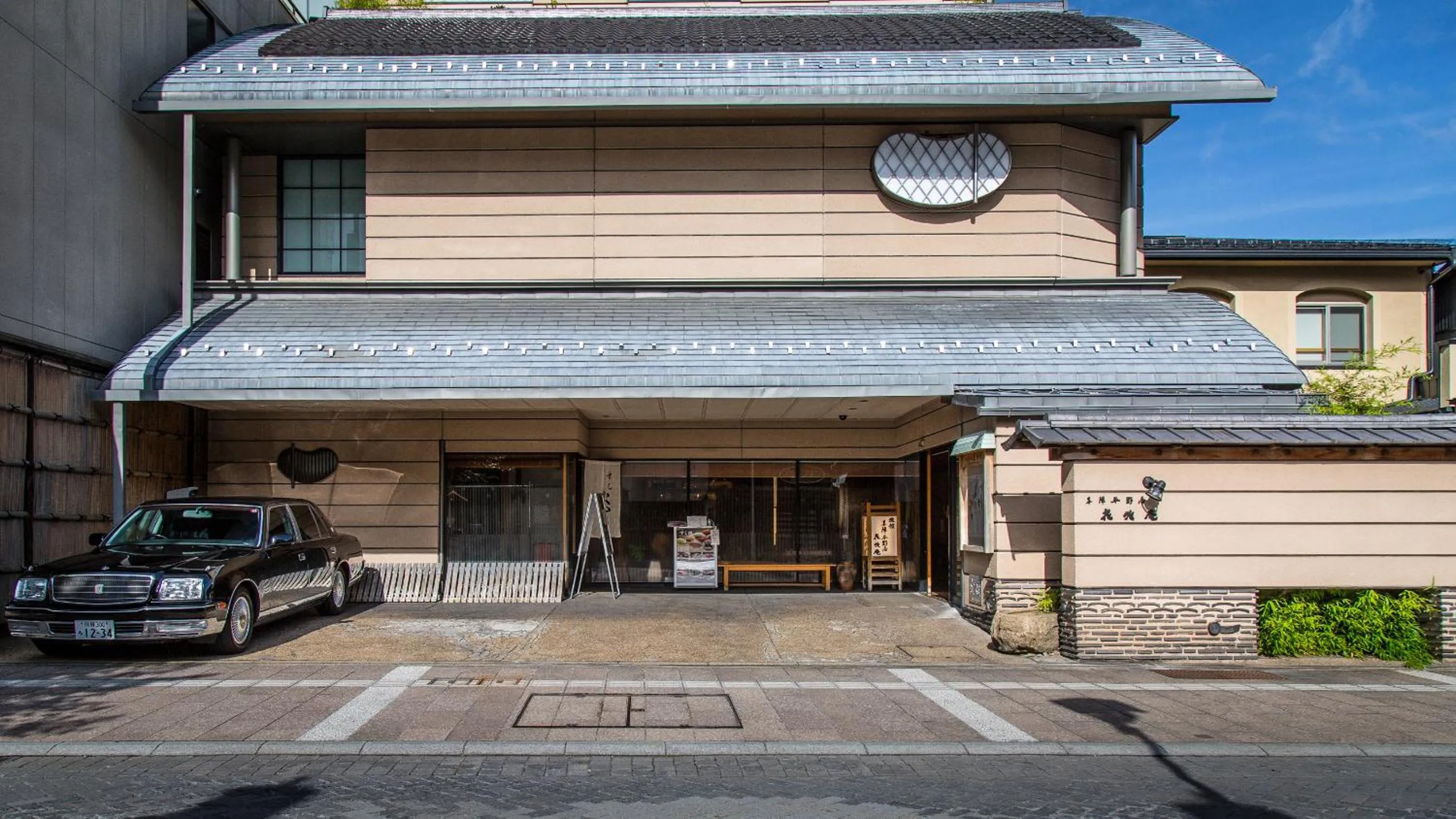 Property building in Honjin Hiranoya Kachoan