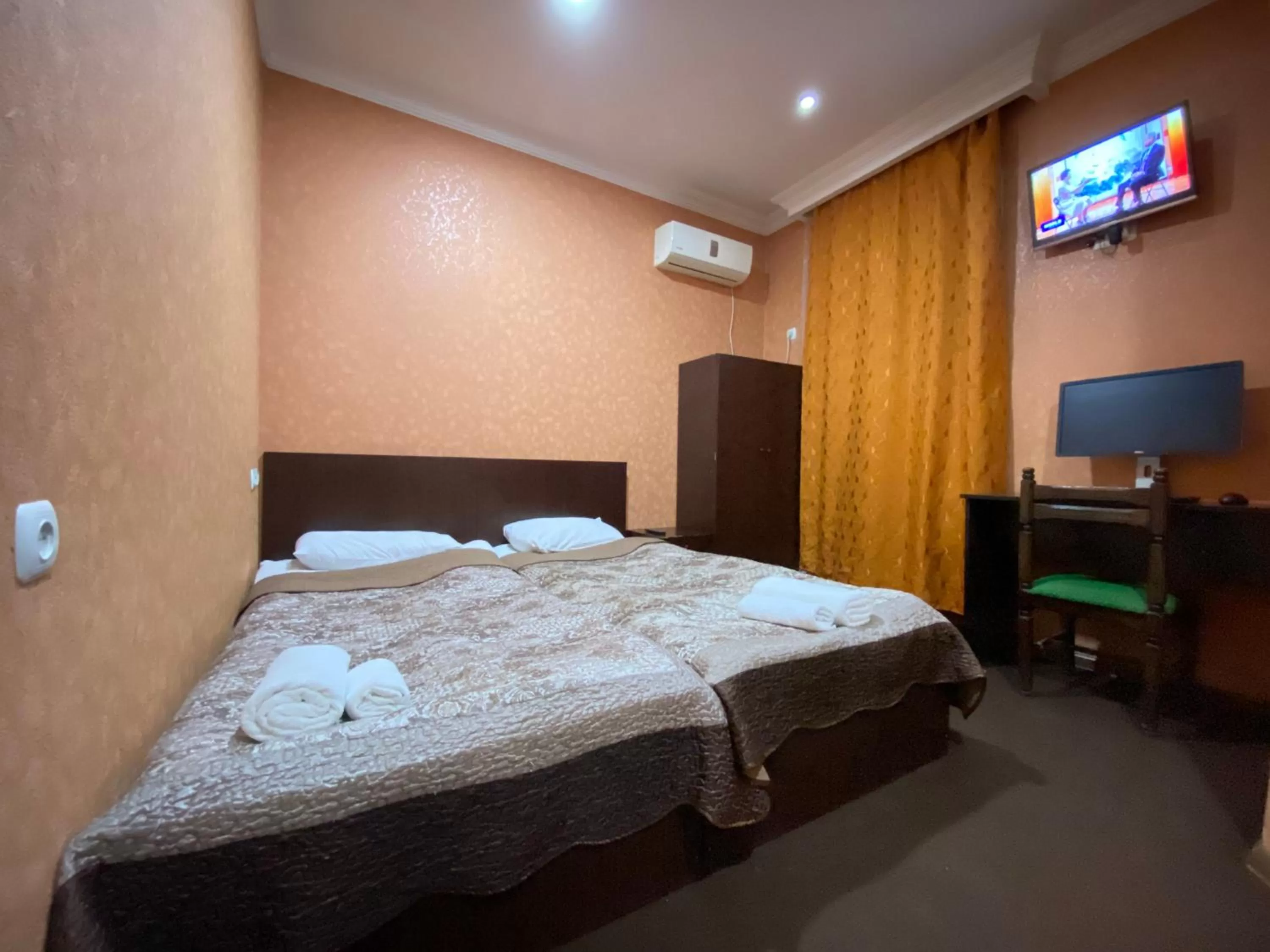 Bed in Hotel Shalimar