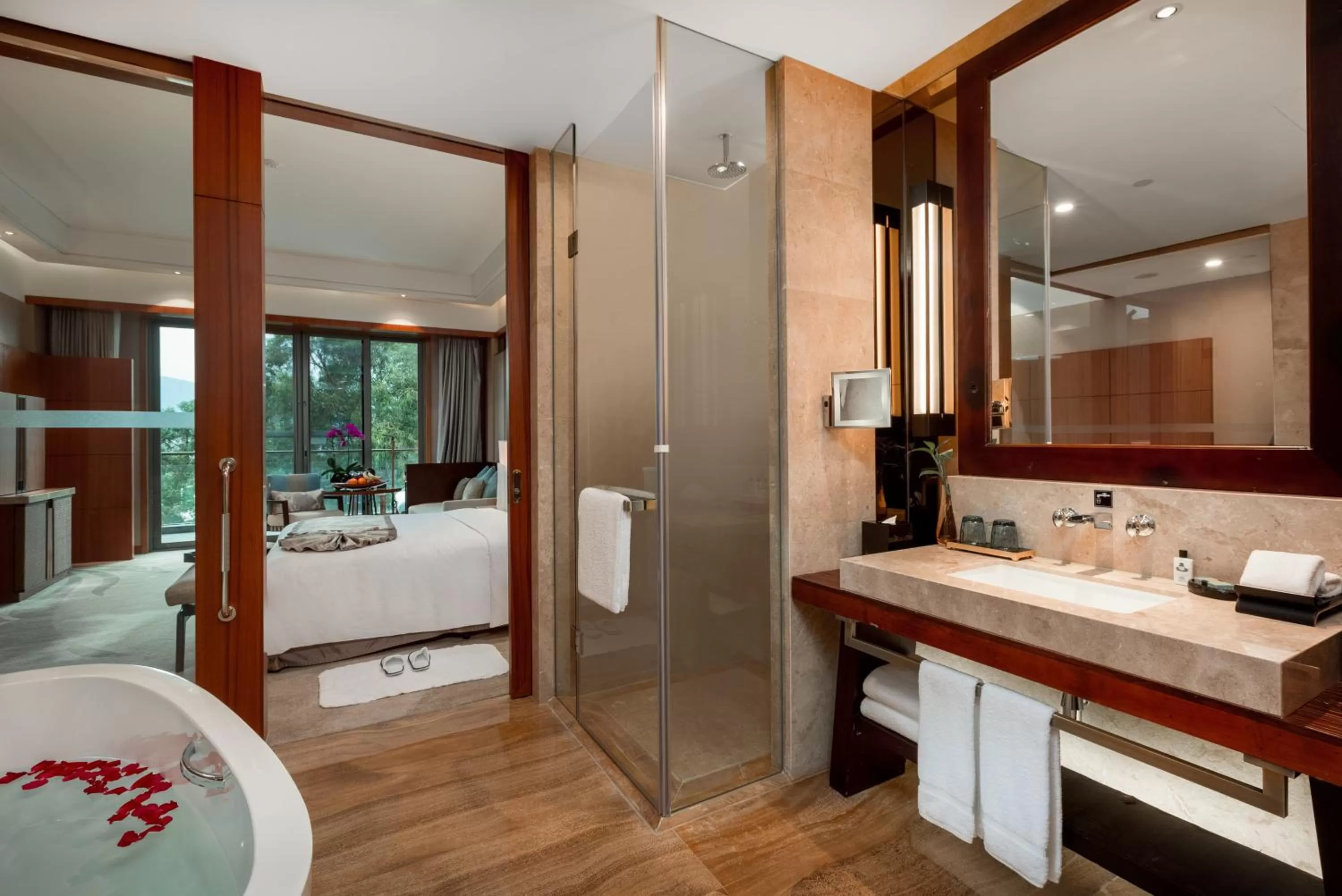 Photo of the whole room, Bed in InterContinental Kunming by IHG