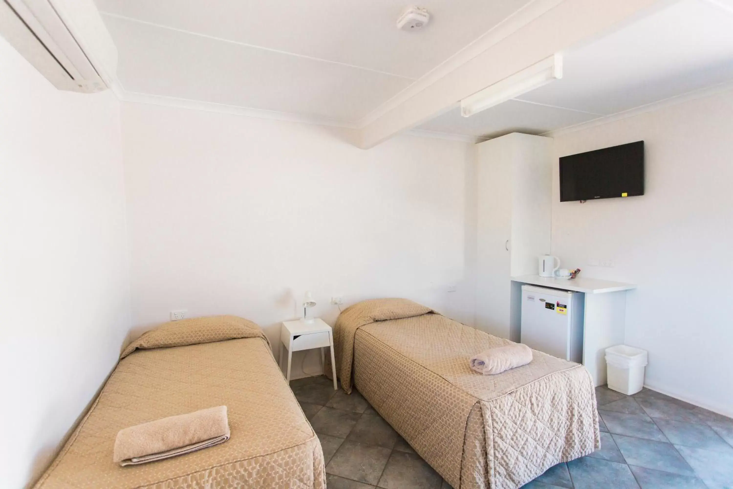 Budget Twin in Potshot Hotel Resort Budget Twin in Potshot Hotel Resort