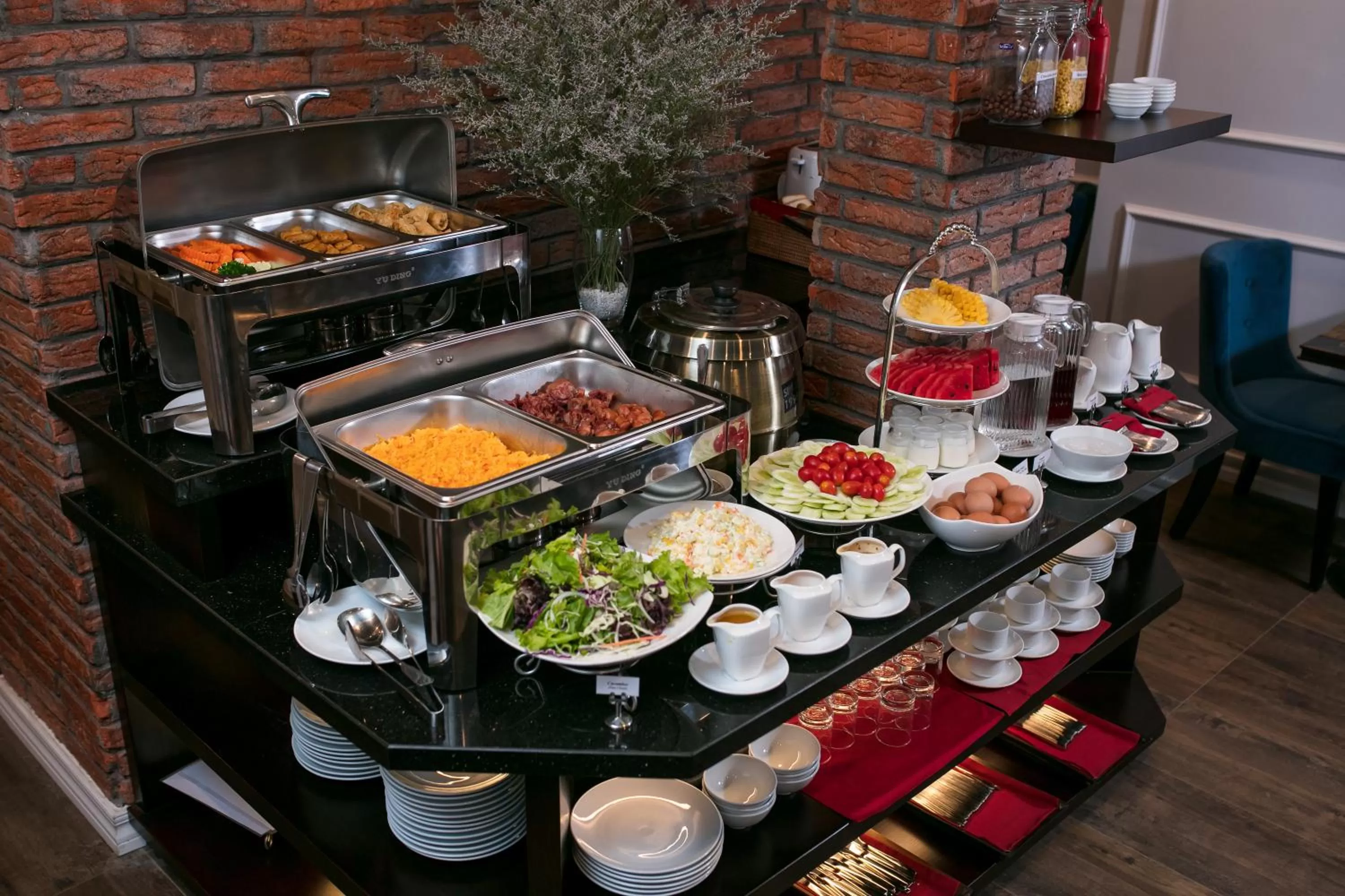 Restaurant/places to eat in Marina Hotel