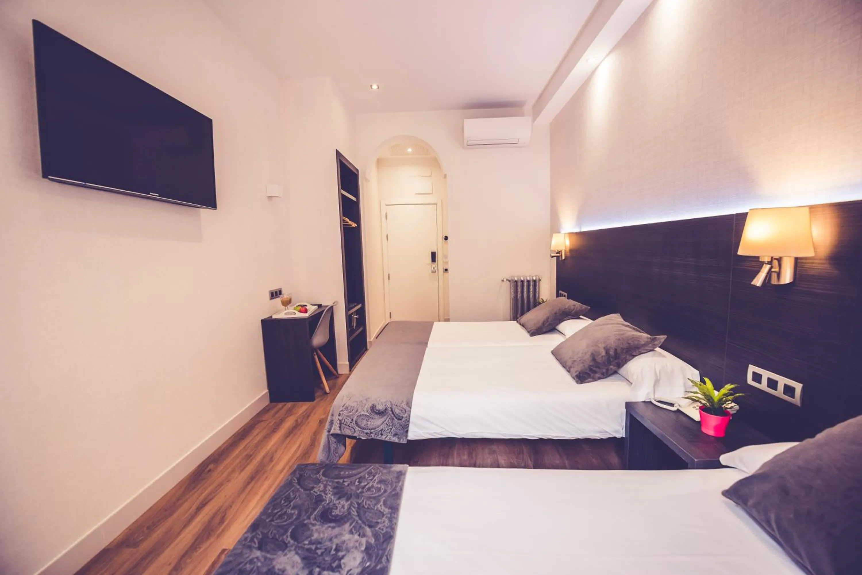 TV and multimedia, Bed in Hostal Marlasca