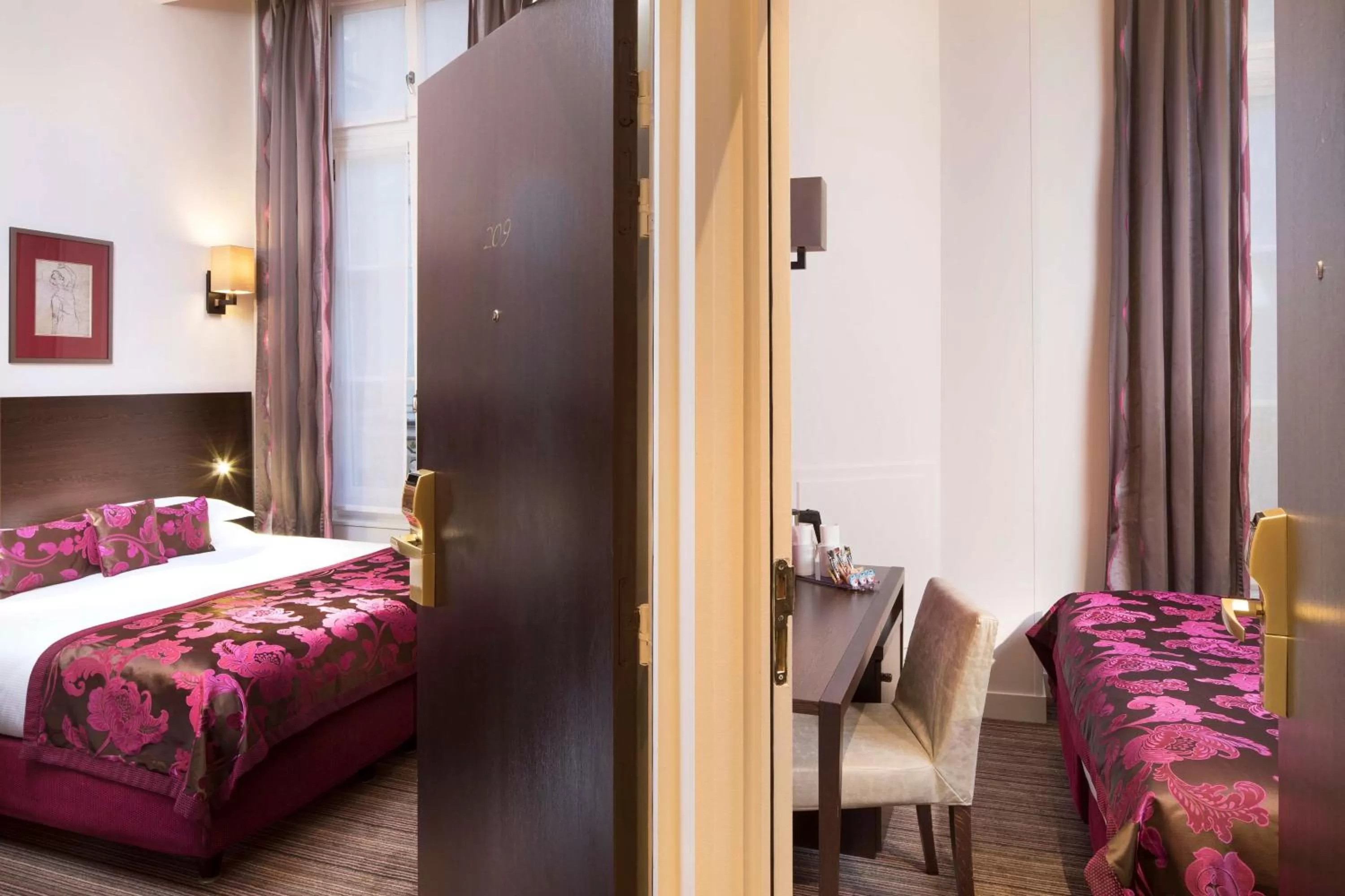 Photo of the whole room, Bed in Hôtel Paris Louvre Opéra