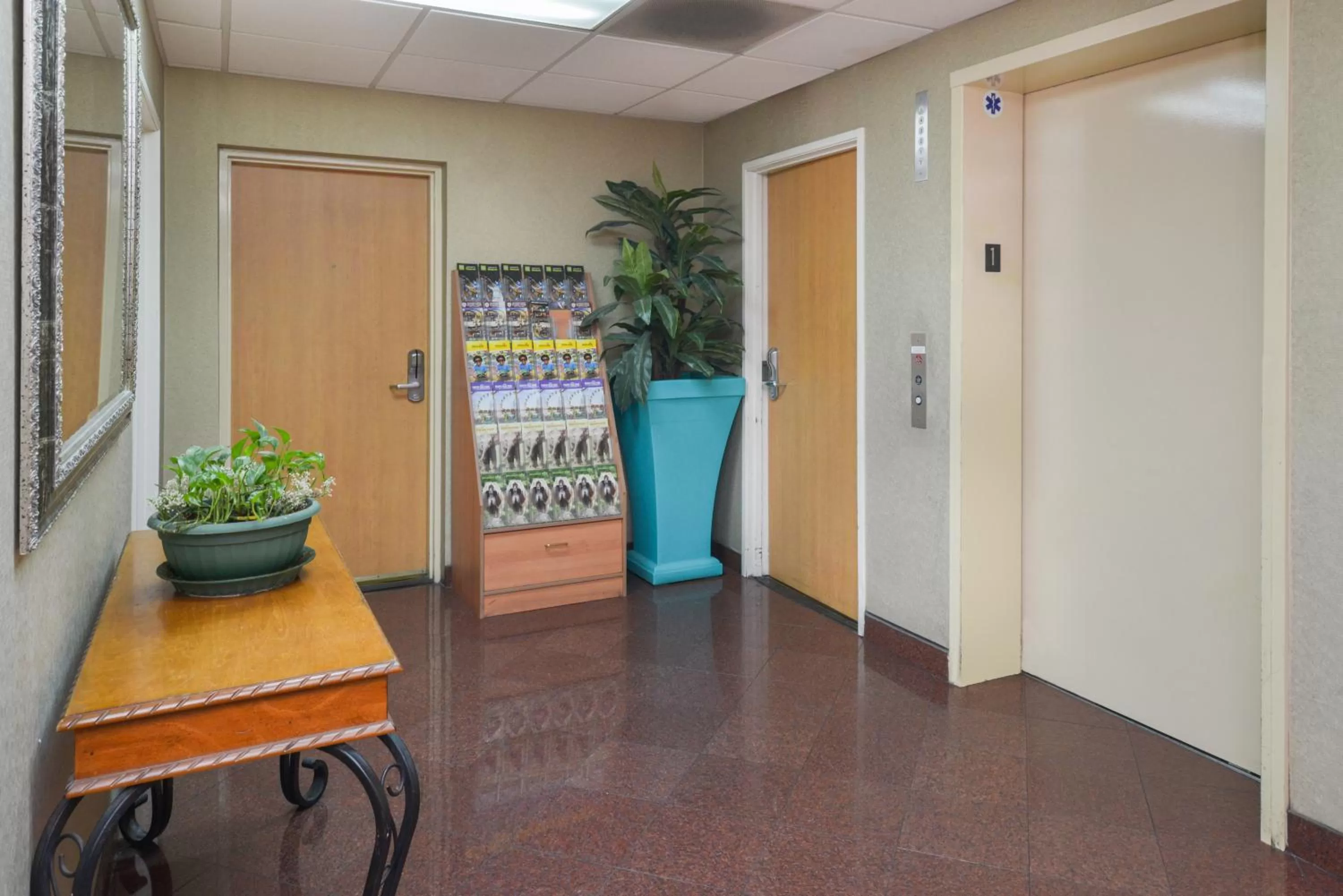 Lobby or reception in H3 Inn & Suites - LAX Airport - Los Angeles