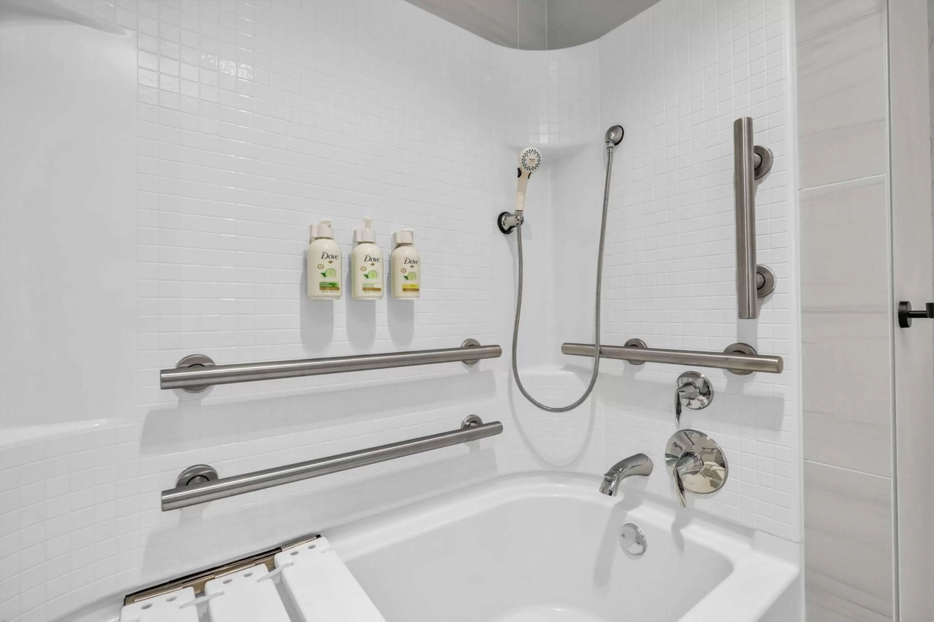 Bathroom in La Quinta Inn & Suites by Wyndham San Jose Airport-Downtown