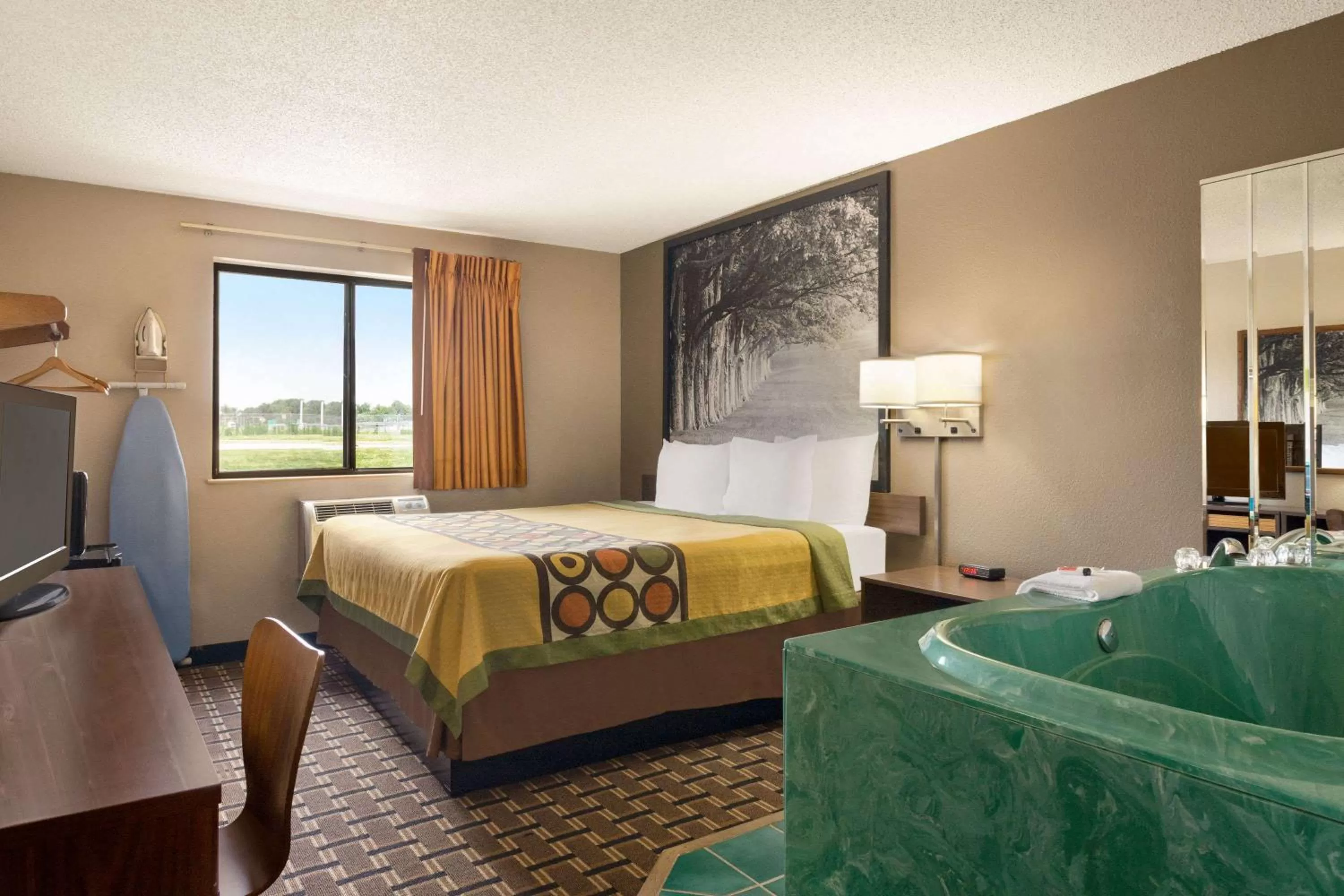 Photo of the whole room, Bed in Super 8 by Wyndham Mayfield