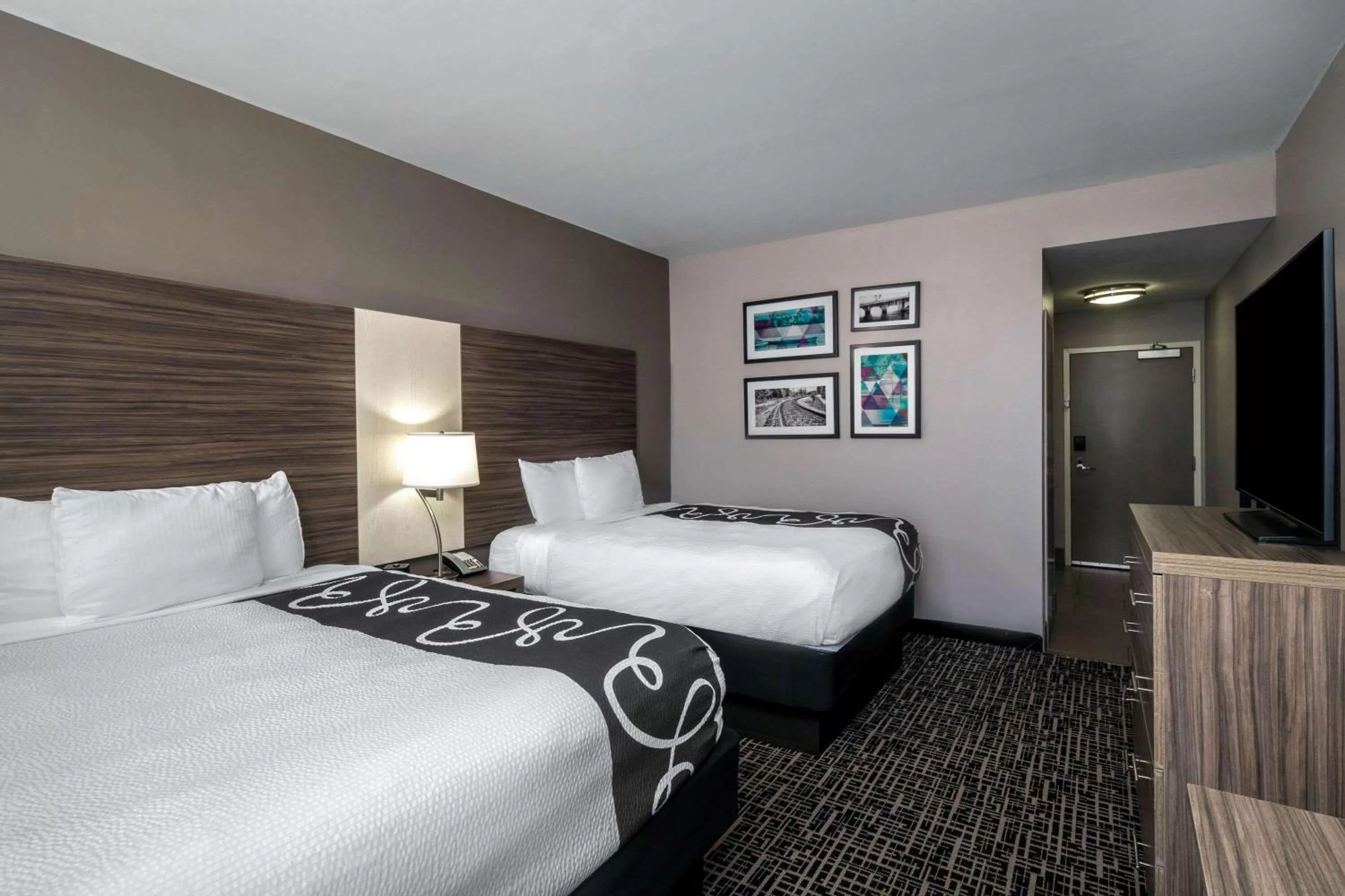 Photo of the whole room, Bed in La Quinta by Wyndham Forsyth