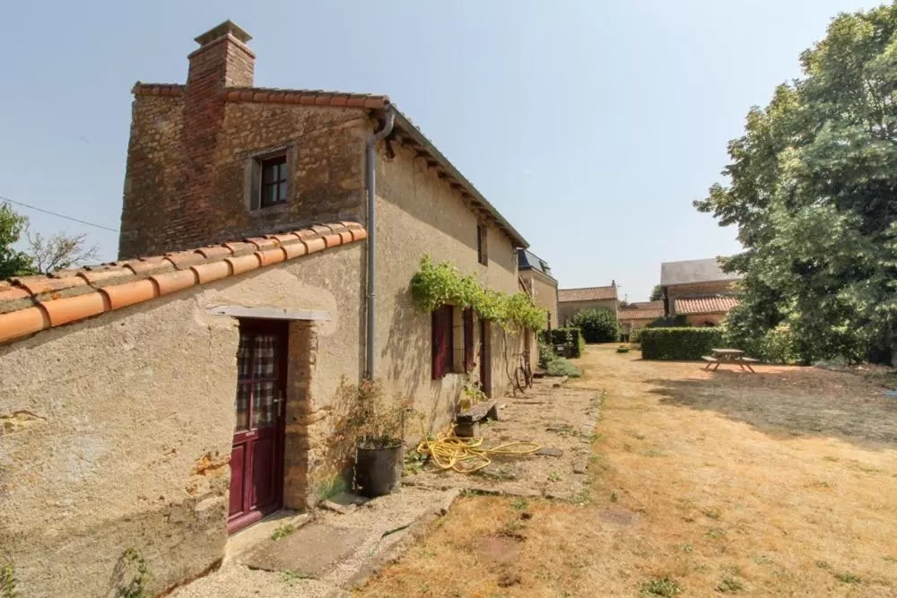 Property building in La Jariette