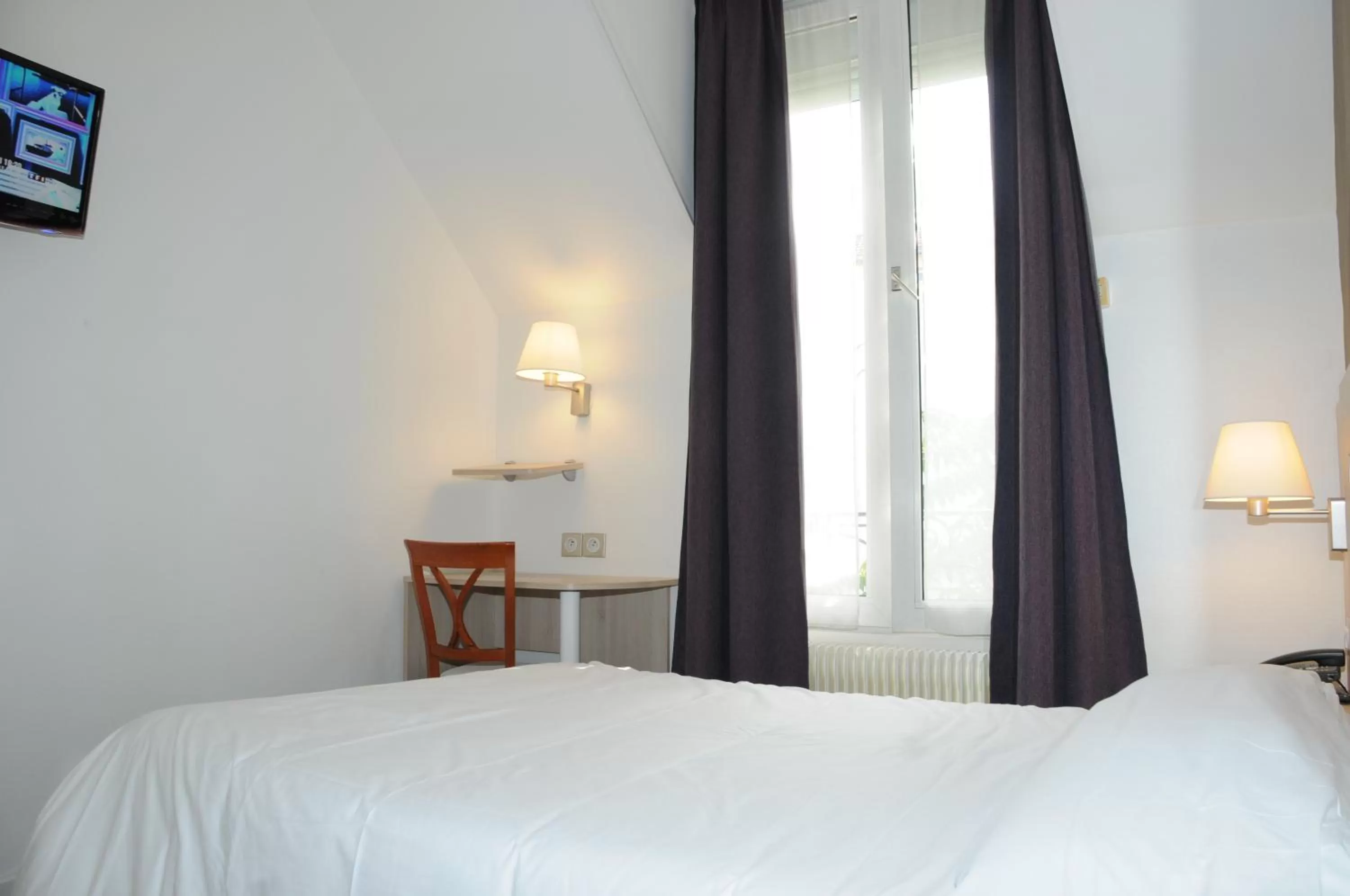 Photo of the whole room, Bed in Hôtel Patio Brancion