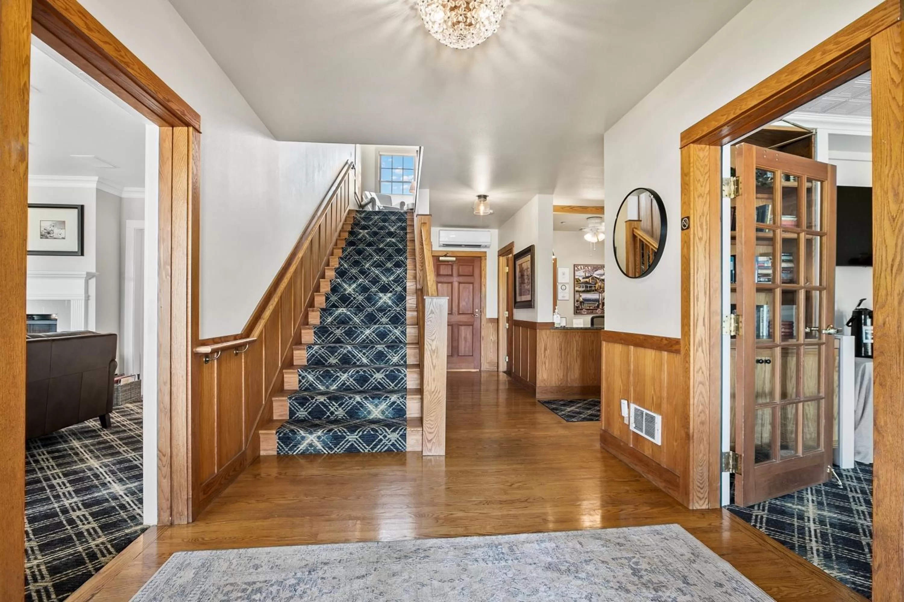 Lobby or reception in Saratoga Inn