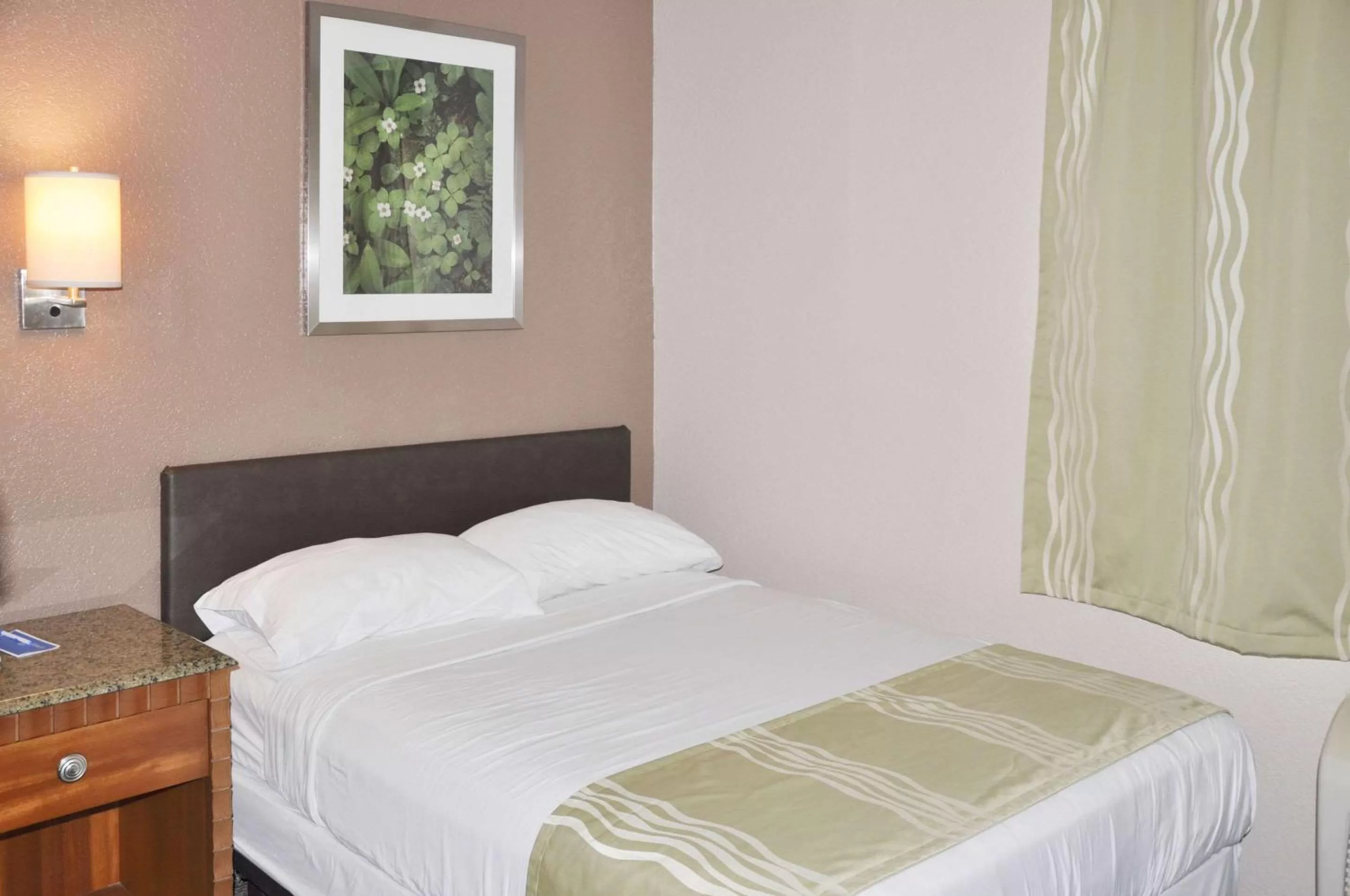 Photo of the whole room in Rodeway Inn