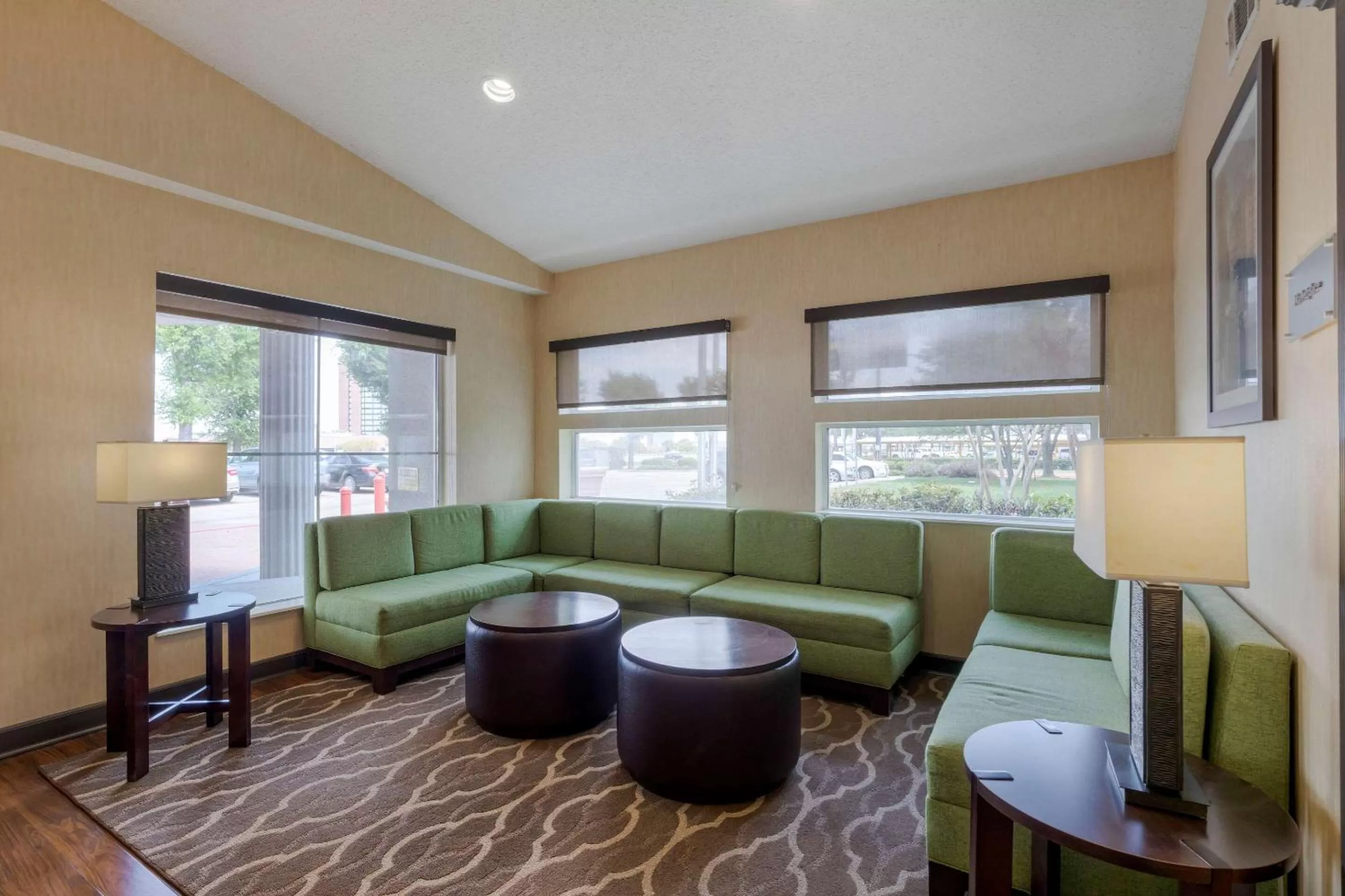 Lobby or reception in Comfort Suites DFW Airport