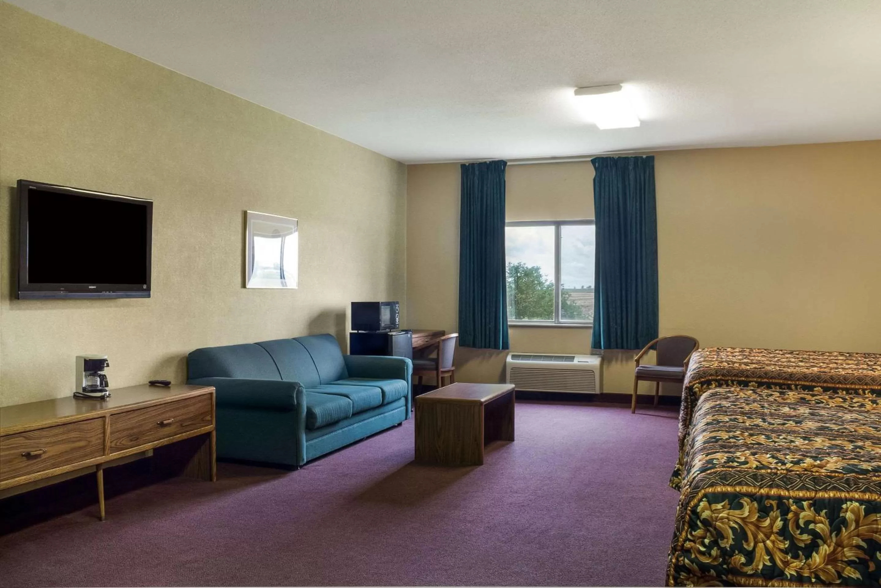 Photo of the whole room, Bed in Rodeway Inn Wahpeton