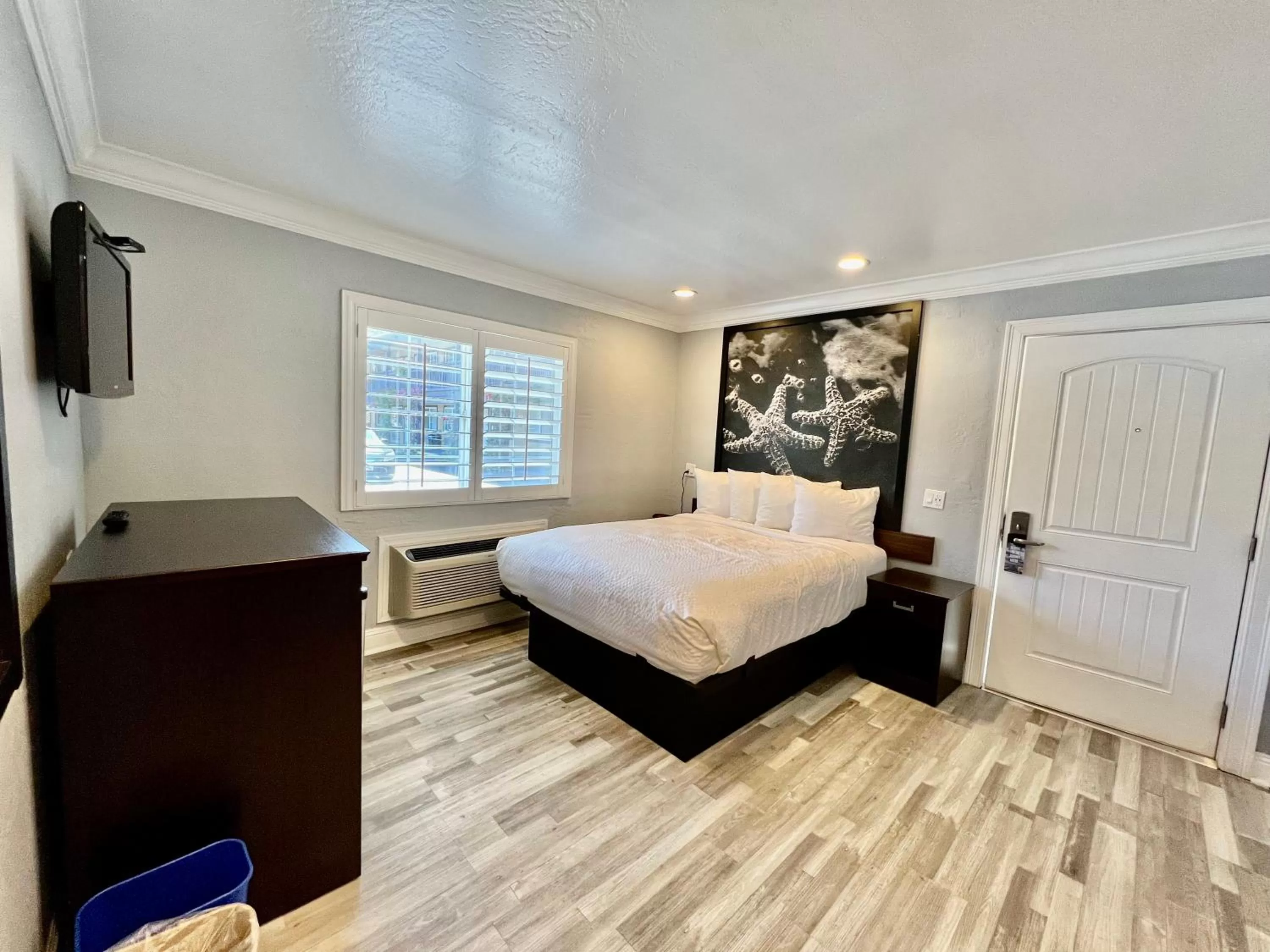 Bed in Aura Inn Monterey