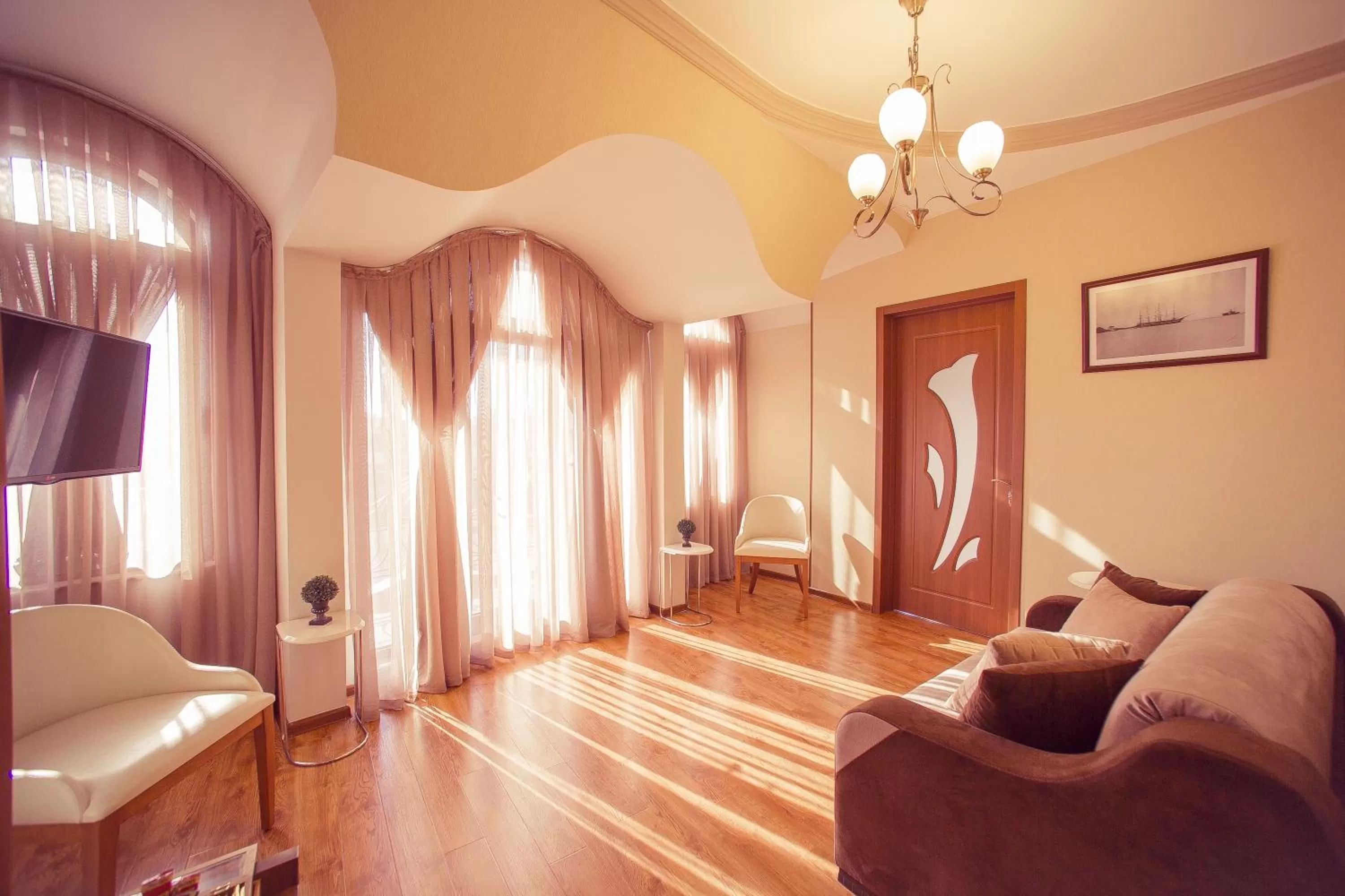 Photo of the whole room, Seating Area in Royal Venezia Hotel