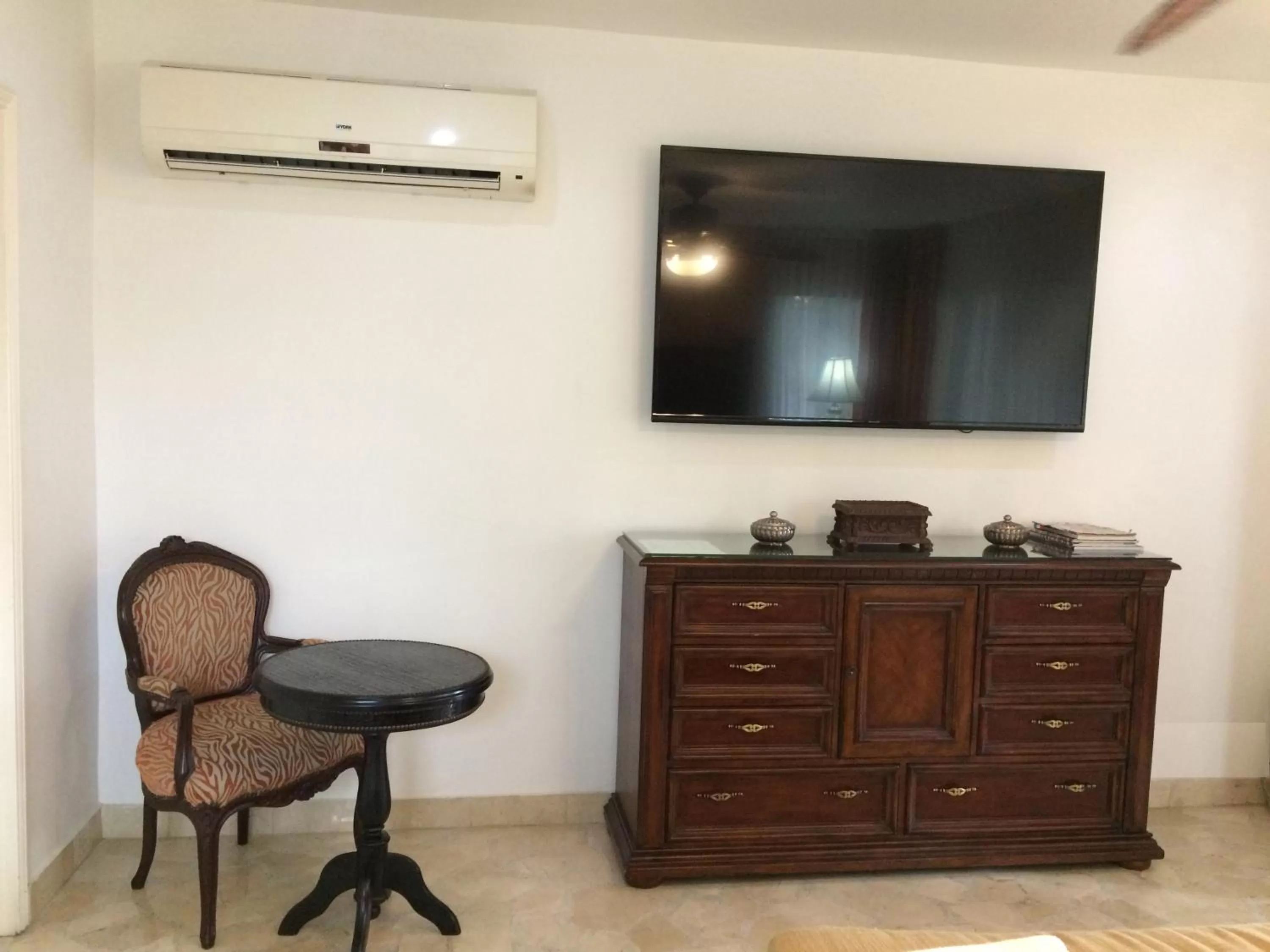 Bedroom, TV/Entertainment Center in Hotel Boutique Villa Casuarinas