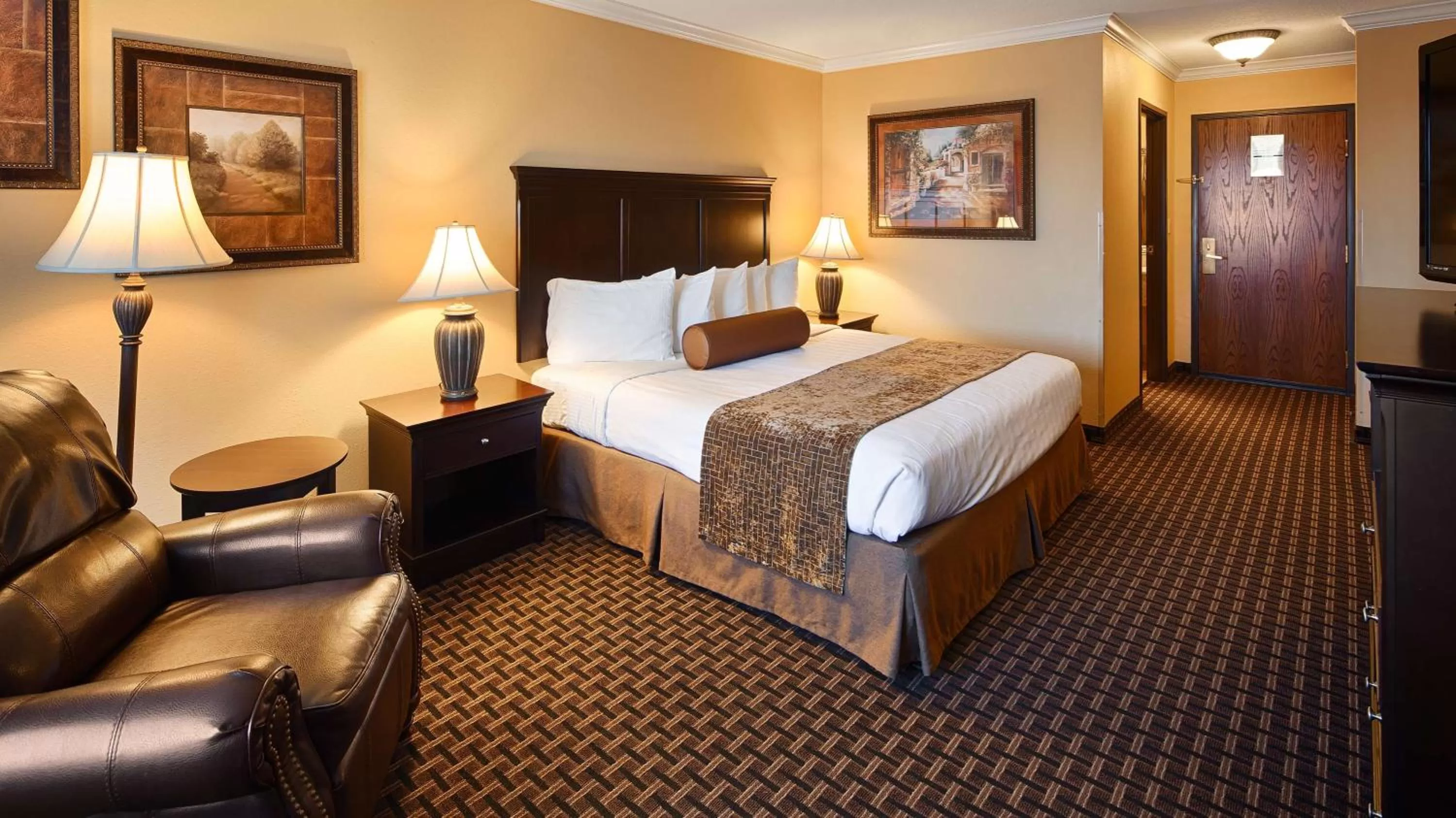 Photo of the whole room, Bed in Best Western Plus Southpark Inn & Suites